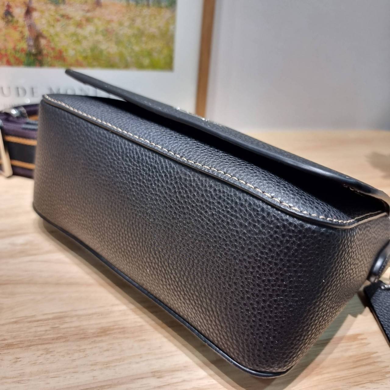 OACH LOGAN MESSENGER IN SIGNATURE CH483 CH252 กระเป๋าสะพาย รุ่นใหม่ สไตล์สปอร์ต ดีไซน์สวย ขนาดกำลังดีคล่องตัว สายสะพายเส้นใหญ่ทนทาน