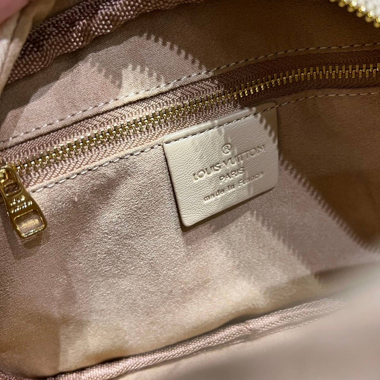 LV EXCLUSIVE VIP COSMETICS BAG ไอเท็มเอ็กซ์คลูซีฟ รุ่นหายาก กระเป๋าใส่เครื่องสำอางค์เอนกประสงค์ ที่นำมาประยุกต์ใช้เป็นกระเป๋าสะพายประจำวันได้ เพราะพิเศษมากแถมสายสะพายมาให้ วัสดุหนังลูกวัวฟอกสี นิ่มมาก เปิด-ปิดด้วยซิป ภายในโล่งกว้าง มีช่องแบ่งสัดส่วนให้ จั