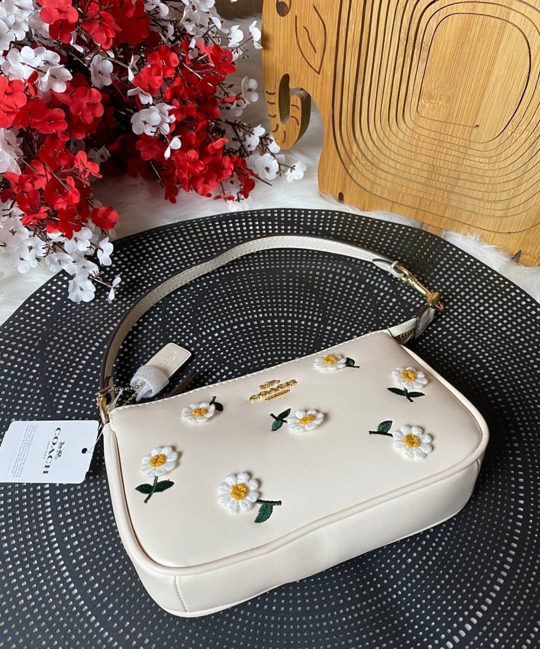 COACH NOLITA DAISY BAG (coach C3356) พร้อมส่งทันทีค่ะ! กระเป๋าหิ้ว//คล้องไหล่ หนังแท้เรียบสวย จุดเด่นด้านหน้าปักดอก Daisy แบบ3D นูนขึ้นมาสวยงามสะดุดดตามากๆค่ะ เปิดปิดกระเป๋าแบบซิป ภายในใส่มือถือได้ทุกรุ่น;กระเป๋าเงินใบกลางได้;มีช่องเสียบบัตร2ช่อง;และช่องใ