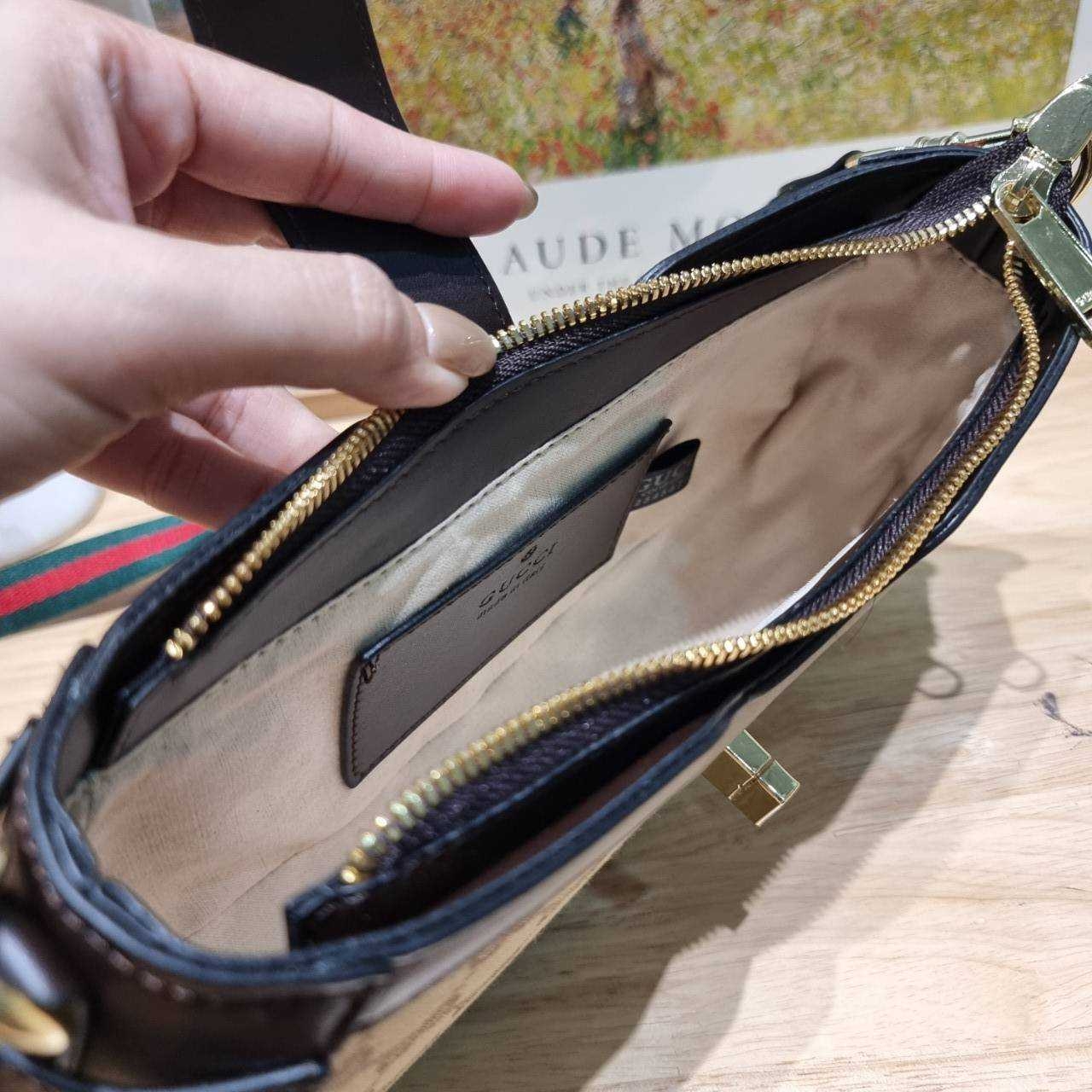 Gucci moon side mini shoulder bag สวยย้อนยุค y2k กำลังมาแรง กับอีกหนึ่งไอเท็มสุดจึ้ง ด้วยขนาดที่กำลังพอดี ดีไซน์คลาสสิคลัคชู ดูผู้ดี สวยแบบน้อยแต่มาก