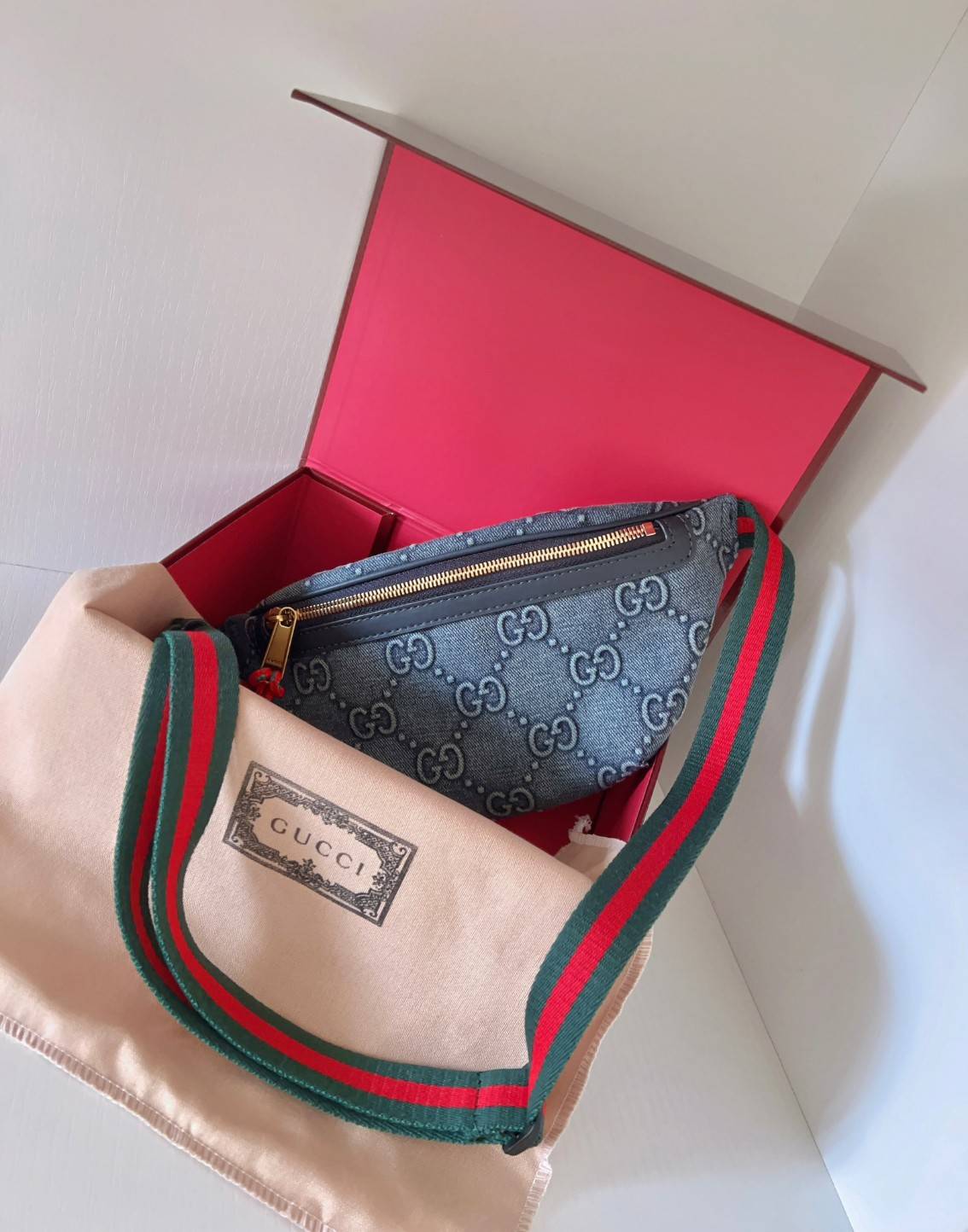 GUCCI GG DENIM BELT BAG ล่าสุดสวยมากๆ รุ่นนี้ใช้ได้ทั้งชายหญิง วัสดุเดนิมอย่างดีลายGแบบ3Dสวยมากๆค่ะ อะไหล่ซิปทองห้อยเชือกสีแดงโดดเด่น ซื้อใช้คู่กับแฟนยิ่งสวยค่าา