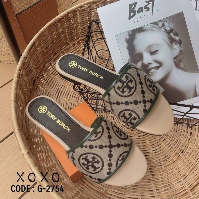 Tory Burch Sandals แตะสวม งานผ้าทอปักแบรนด์ ชนช้อป งานสวย เรียบร้อย สวยเกินราคาขายมากคะ สวมใส่ง่าย ใส่สบาย แมทส์ชุดง่าย น้ำหนักเบา