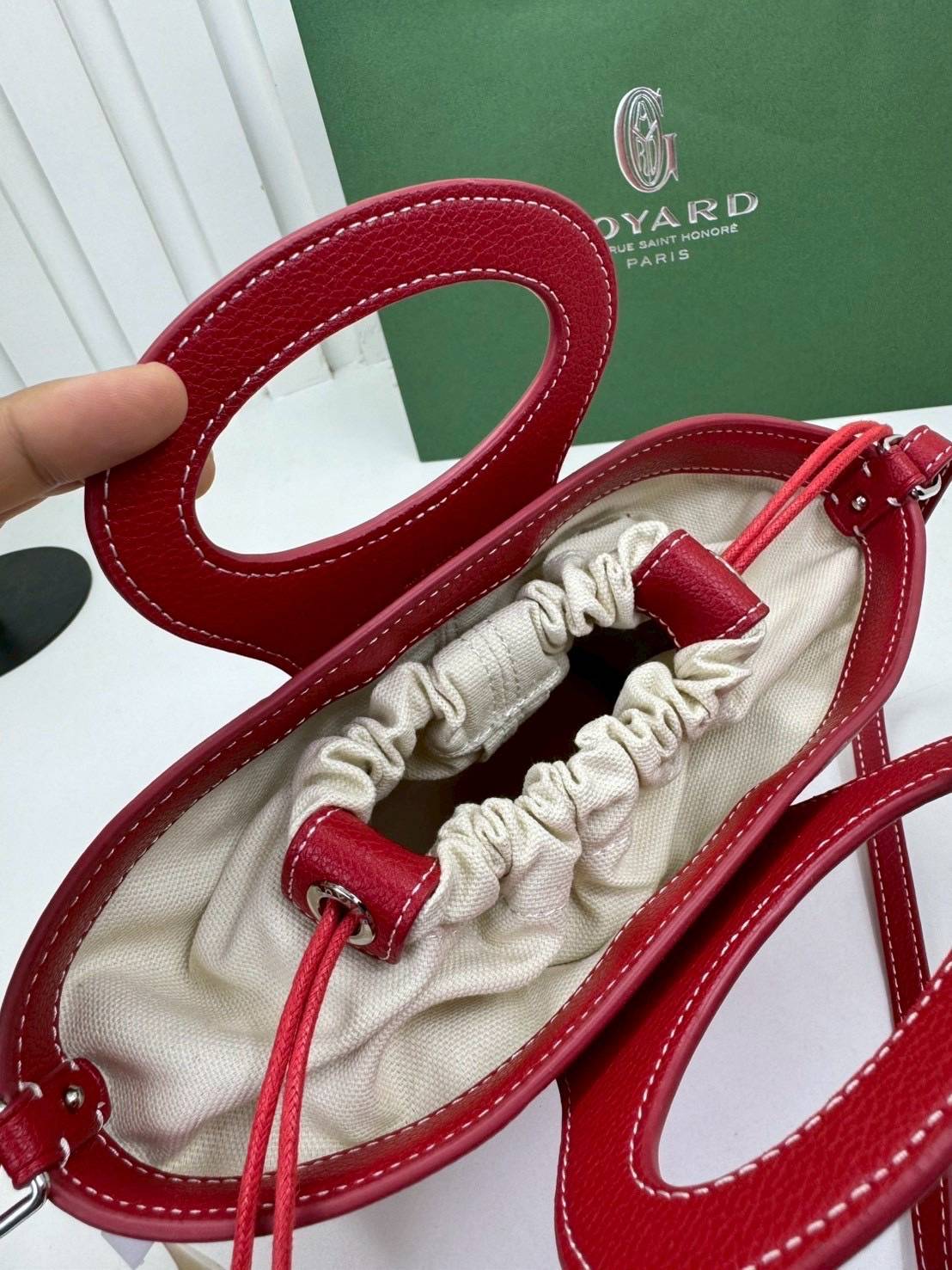 ORI หนังแท้ | Goyard Beluga Mini Bag กระเป๋าสะพายทรงบัคเก็ต พร้อมหูจับในตัว สะดวกใช้งาน ด้านในเป็นผ้าดีไซน์ผูก เพิ่มความน่ารักน่าใช้ สวยมากค่ะ