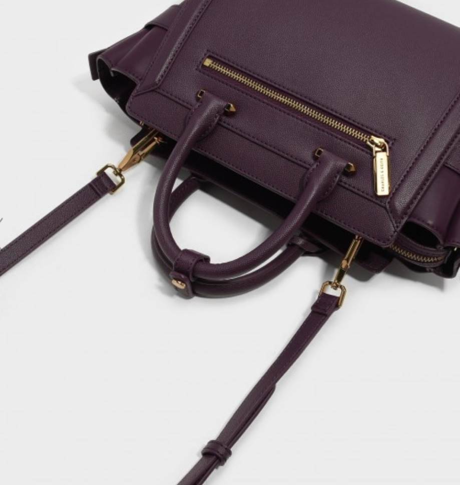 ITH STRUCTURED TRAPEZE BAG 2018 กระเป๋าถือหรือสะพายรุ่นยอดนิยมดีไซน์สวยหรูวัสดุหนังคาเวียร์อยู่ทรงด้านข้างเเต่งหนังช่องตัดดูมีดีเทล ด้านหน้าสกรีนโลโก้ ด้านหลังมีช่องซิป เปิดปิดด้วยซิปหัวซิปปั้มโลโก้ หูจับเเข็งแรง พับลงได้ พร้อมสายสะพายหนังปรับระดับได้ถอดไ