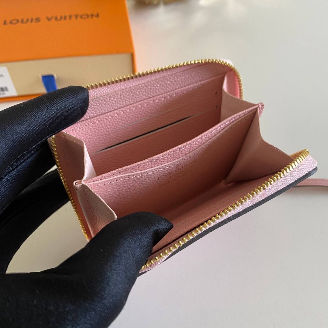 พรีเมี่ยมกิ๊ฟแท้ 100% 】Louis Vuitton wallet zippy หนังแท้ กระเป๋าซิปใบสั้น ใบเล็กน่ารัก พกพาสะดวก ด้านในมีช่องใส่บัตร ใส่แบงค์ มีช่องซิปใสเหรียญ น่ารักสุดๆ