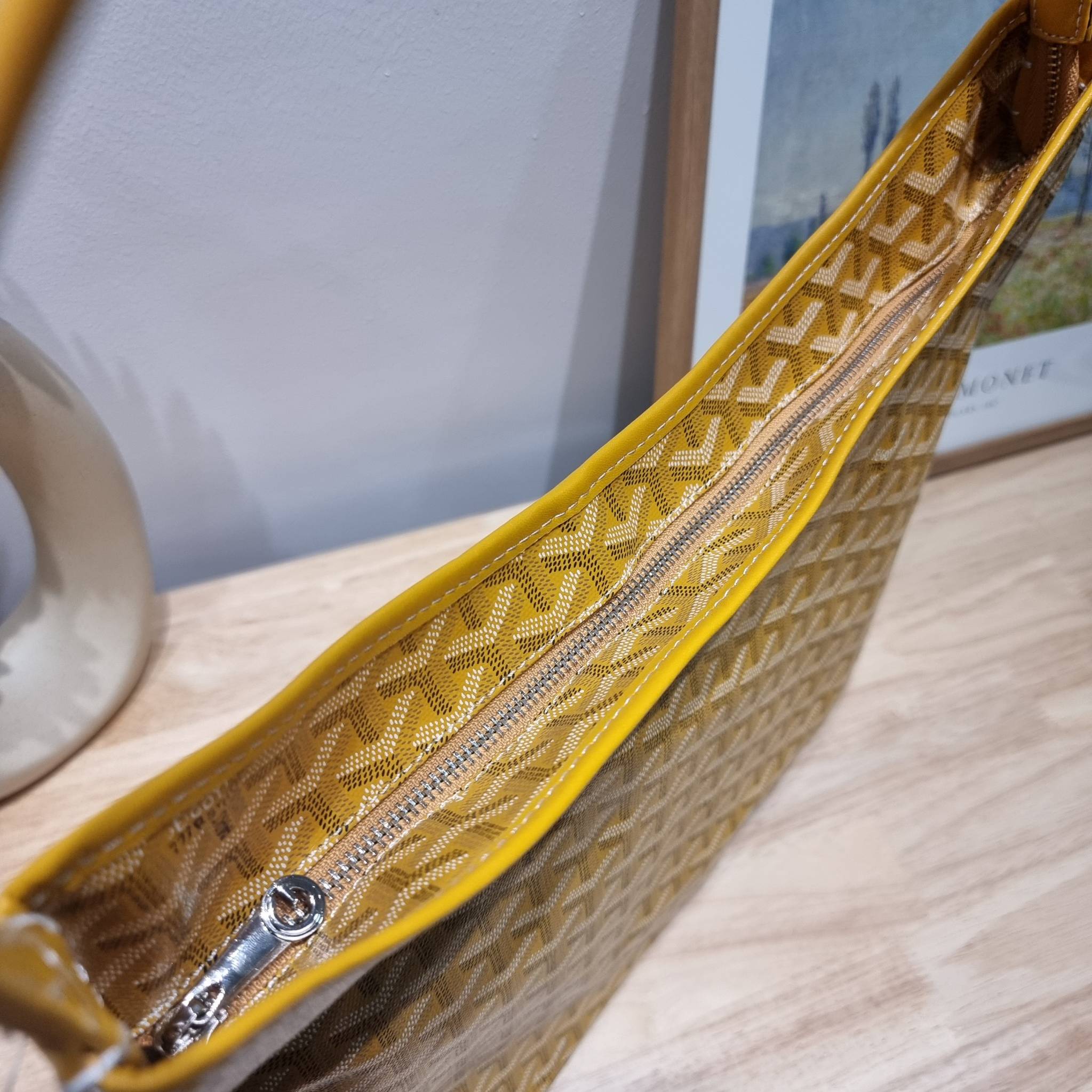 GOYARD BOHEME HOBO BAG / GOYARD HOBO กระเป๋าสะพายทรงโฮโบ ใบใหญ่จุใจ!! มาครบสีขายดี เลิศทุกสี รูปทรงคลาสสิค ดีไซน์เป็นเอกลักษณ์ วัสดุหนังแคนวาสพิมพ์ลายสวยคม ปากกระเป๋ามีซิปเปิด-ปิดกันของหล่นได้ ภายในโล่งกว้างมาก มาพร้อมสายคล้องในตัว ทนทาน สะพายสวยๆได้ทุกวั