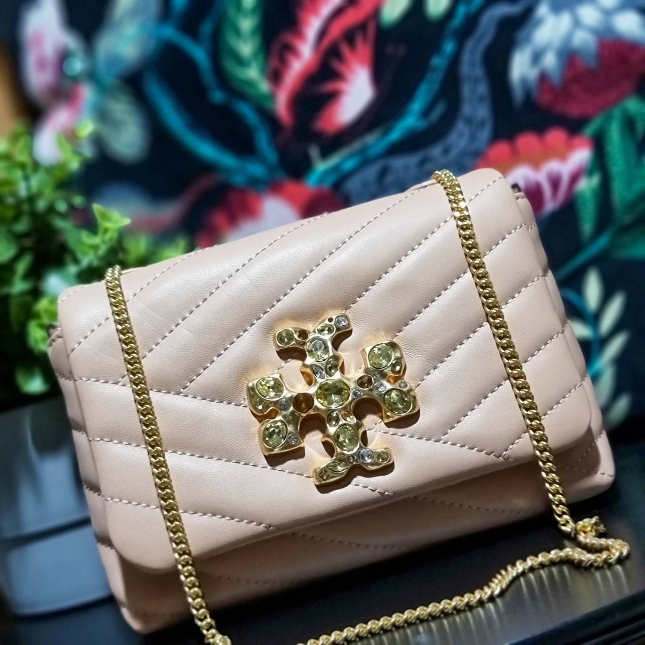 TORY BURCH KIRA CHEVRON EMBELLISHED LOGO MINI BAG ตามคำเรียกร้องจ้า!! ไซส์มินิ สะดวกใช้ พกพาง่าย สไตล์คุณหนู!! กระเป๋าสะพายข้าง ดีไซน์ทรงคลาสสิค โดดเด่นด้วยโลโก้ดีไซน์ประดับเม็ดสี เพิ่มมูลค่าและดึงดูดสายตามากขึ้น วัสดุหนังแกะ สัมผัสนิ่มมือ เปิด-ปิดด้วยกระ