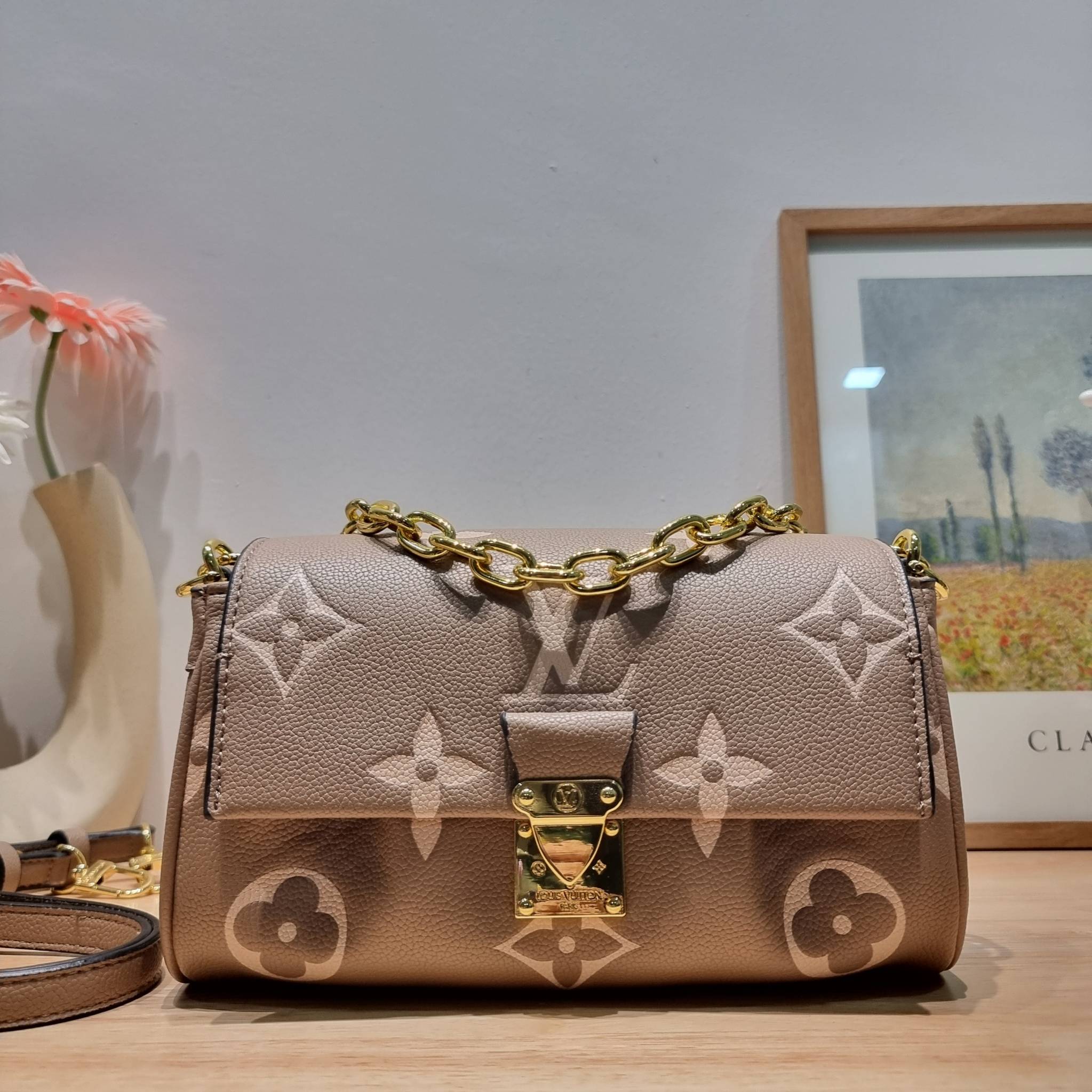 LV Favorite Bicolor Monogram Empreinte Leather - Handbags / LV FAVORITE BAG กระเป๋าสะพายคอลใหม่ล่าสุด สวยหรู ดูแพง ดีไซน์รูปทรงออกมาให้ใช้งานได้ง่าย เปิด-ปิดด้วยอะไหล่แม่เหล็ก ภายในโล่งกว้าง