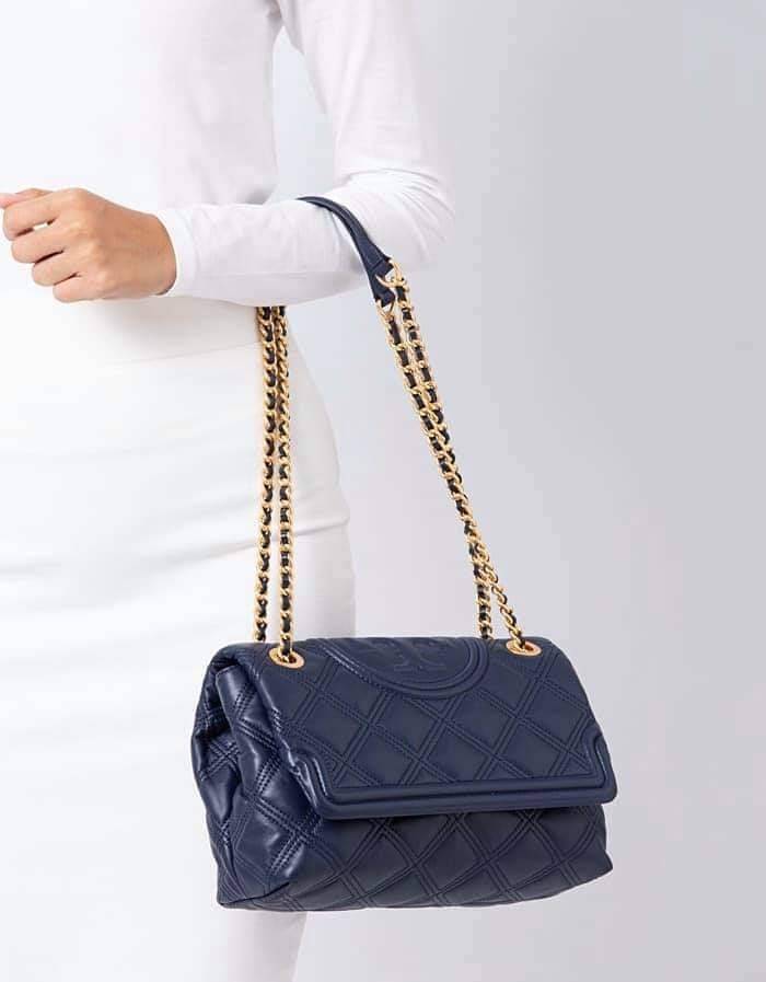 TORY BURCH FLEMING SOFT CONVERTIBLE SHOULDER BAG รุ่นหายากที่สาวๆตามหา มาพร้อมเสิร์ฟความสวยถึงบ้านไปเลยจ้า รอบนี้คัดสีสวยๆมาให้ได้ช้อปกันอย่างจุใจไปเลย กระเป๋าสะพายไหล่ หนังแท้นิ่มเต็มใบ สวยหรูดูแพง เปิด-ปิดด้วยตัวกดล็อคแน่นหนา สายสะพายในตัวปรับใช้ได้ 2 แ