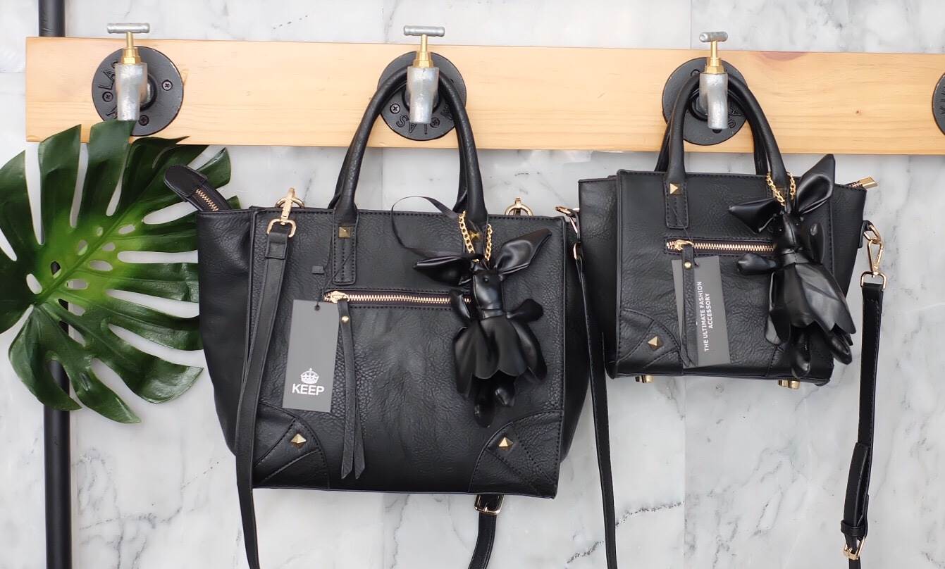 รุ่นใหม่ล่าสุดเลย ห้ามพลาดน๊า !! จากแบรนด์ KEEP รุ่น Teena mini handbag (( size นี้ ใส่กระเป๋าตังค์ยาว และโทรศัพท์ได้ทุกรุ่นคะ )) กระเป๋าสะพายข้าง ขนาดกะทัดรัด หนังเนื้อดี ลายหนังชัด ทนทานคะ น้ำหนักเบา ดีไซด์ ทันสมัย เข้าได้กับทุกชุด สายสะพายเป็นสายหนังปร