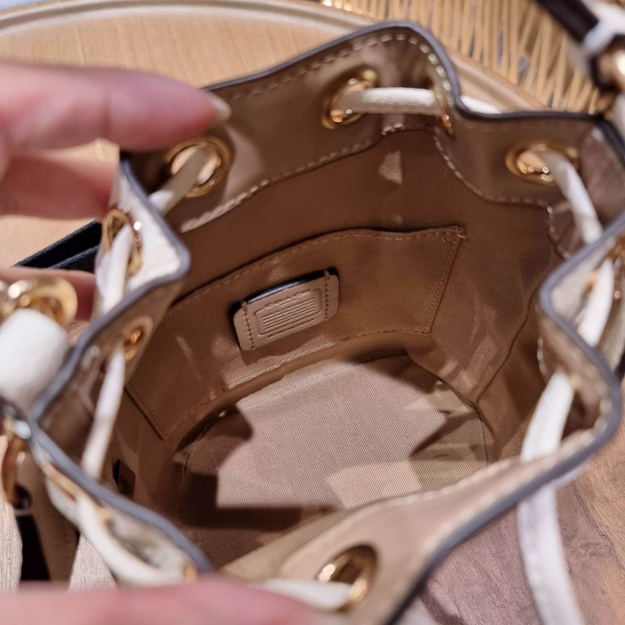 COACH C5121 DEMPSEY 15 DRAWSTRING MINI BUCKET BAG น้องคนสวยมาใหม่จ้า รุ่นใหม่กริ๊บ!! ยังไม่เข้าช็อปไทย ละมุนคุณหนูต้องมาแล้วแหละ กระเป๋าทรงถังไซส์มินิ ใช้งานง่ายด้วยการรูดหนังปิดรอบปากกระเป๋า ทุกอย่างลงตัวที่สุด!! มาพร้อมตัวห้อยรูปหัวใจสีทองกุ๊กกิ๊ก น่ารั