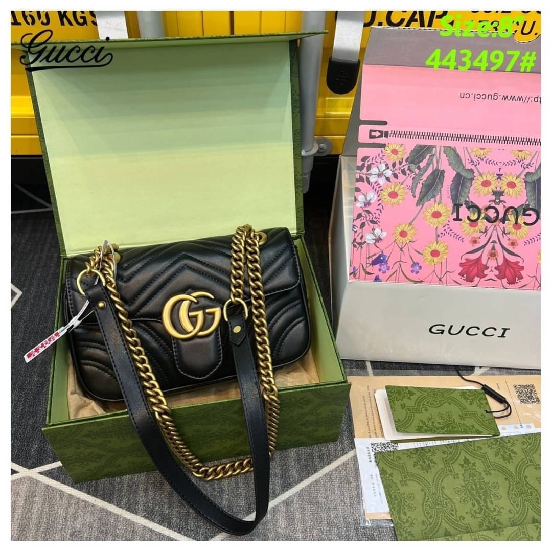 GUCCI GG Marmont shoulder bag กระเป๋าสะพายข้างรุ่นคลาสสิค สะพายขับผิว ดูแพง อัพลุคได้สบายๆ เปิด-ปิดด้วยตัวกดล็อคแน่นหนา ด้านหลังดีไซน์รูปหัวใจ