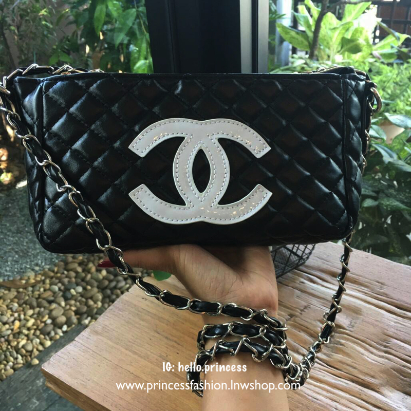 ล็อตใหม่!! อะไหล่เงิน **สวยหรู New Arrival 2018!!! Chanel Cosmetic Cluth Bag With Chain กระเป๋าทรงสวยหรู จาก Chanel Cosmetic Counter VIP Gift วัสดุหนังสังเคราะห์ PU เต็มใบ เปิดปิดด้วยซิปปั้มหัวซิปแบรนด์ ซับในสกรีนโลโก้ ภายในกว้างใส่กระเป๋าสตางค์ใบยาว ipho