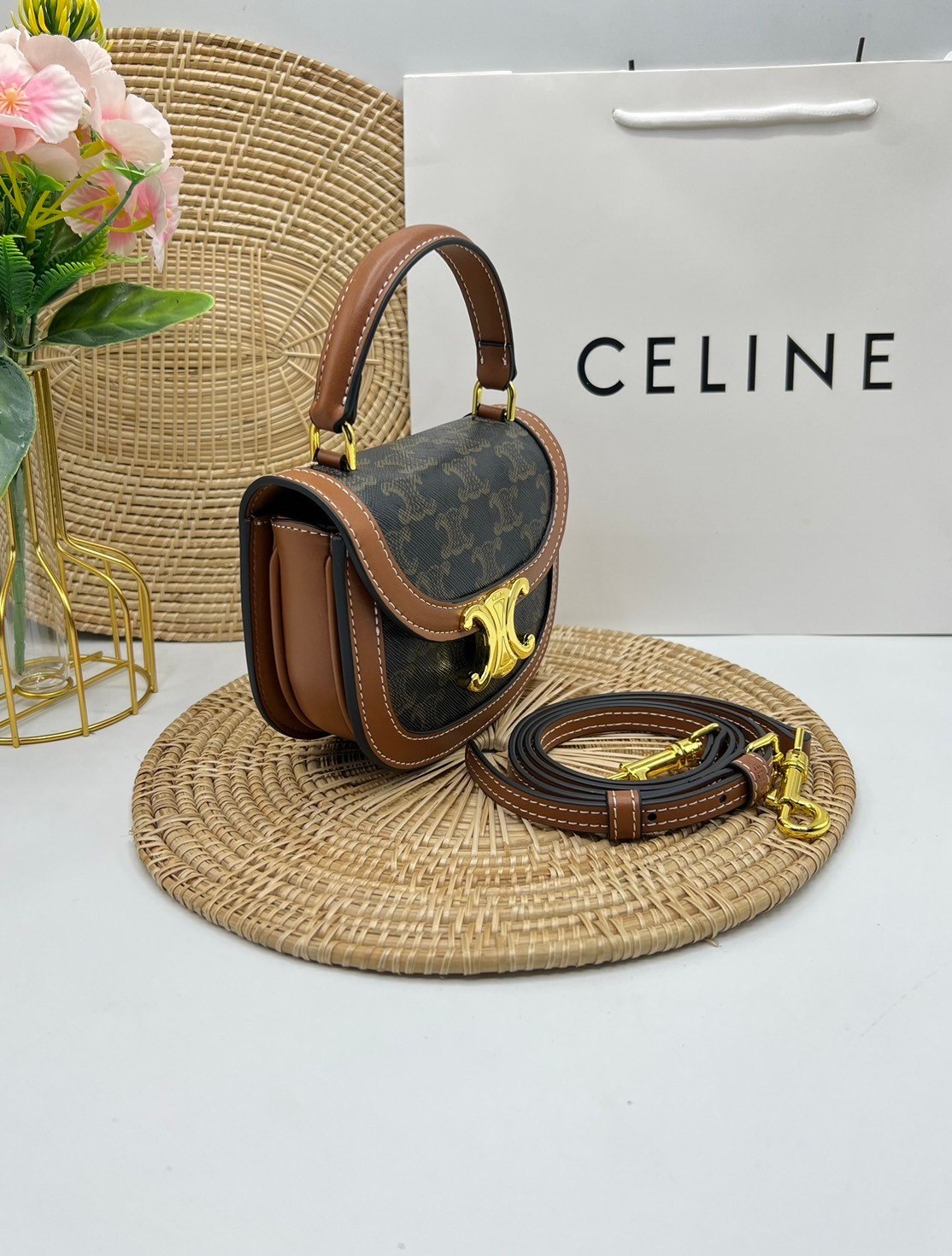 CELINE Mini besace triomphe in shiny top handle กระเป๋าสะพายคาดลำตัวพร้อมหูจับถนัดมือ น่ารักมาก รุ่นใหม่ล่าสุด