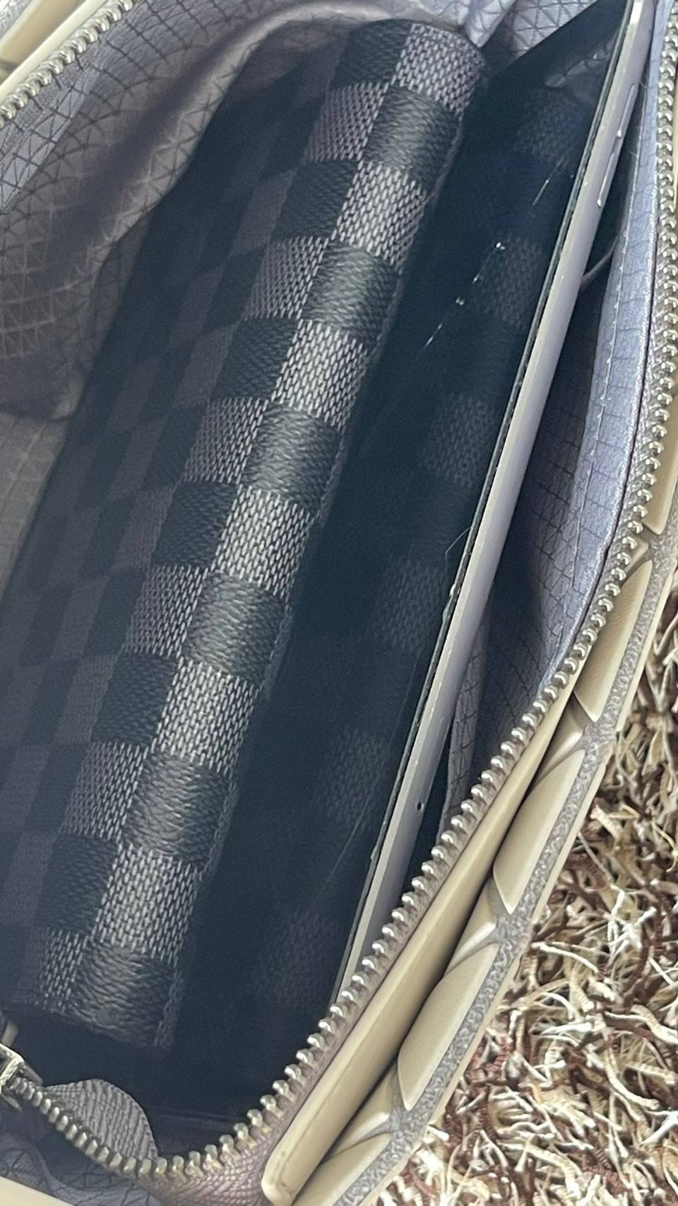 BAO BAO ISSEY MIYAKE Crystal Shoulder Bag งานดีไซน์ที่ดูเรียบง่ายทั้งรูปแบบการใช้งาน มีช่องเปิดปิดแบบซิปเพื่อให้คุณพกพาของมีค่าได้อย่างสบายใจป้องกันสิ่งของตกหล่น