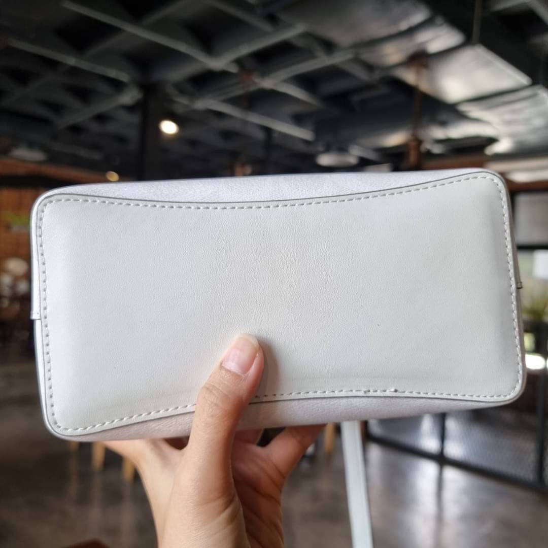 COACH 2312 SMALL TOWN BUCKET BAG IN SIGNATURE CANVAS รุ่นยอดนิยมใบเล็กมาครบสีแล้วจ้า กระเป๋าทรงบัคเก็ต สีผู้ดี๊ผู้ดี ตัวกระเป๋าดีไซน์คลาสสิคลายซี ดูโดดเด่น วัสดุหนังแคนวาสเคลือบลาย สวยคมทุกมุมจริงๆ!! เปิด-ปิดด้วยกระดุมแม่เหล็กทั้ง 2 ฝั่ง ภายในเป็นช่องโล่ง