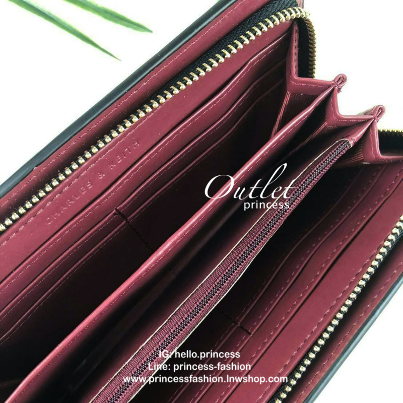 CHARLES & KEITH CLASSIC ZIP AROUND WALLET กระเป๋าเงินใบยาวซิปรอบ มีสายคล้องมีสีเข้ากระเป๋า 1 เส้น ใช้งานง่ายมากๆ คล้องมือก็เก๋ ด้านหน้าปั๊มโลโก้แบรนด์ เปิดปิดด้วยซิปรอบ ที่สายคล้องมือแต่งหมุดสีสวยเด่น ถอดสายได้ จุบัตรได้ 12 ใบ มีช่องซิปใส่เหรียญและช่องใส่