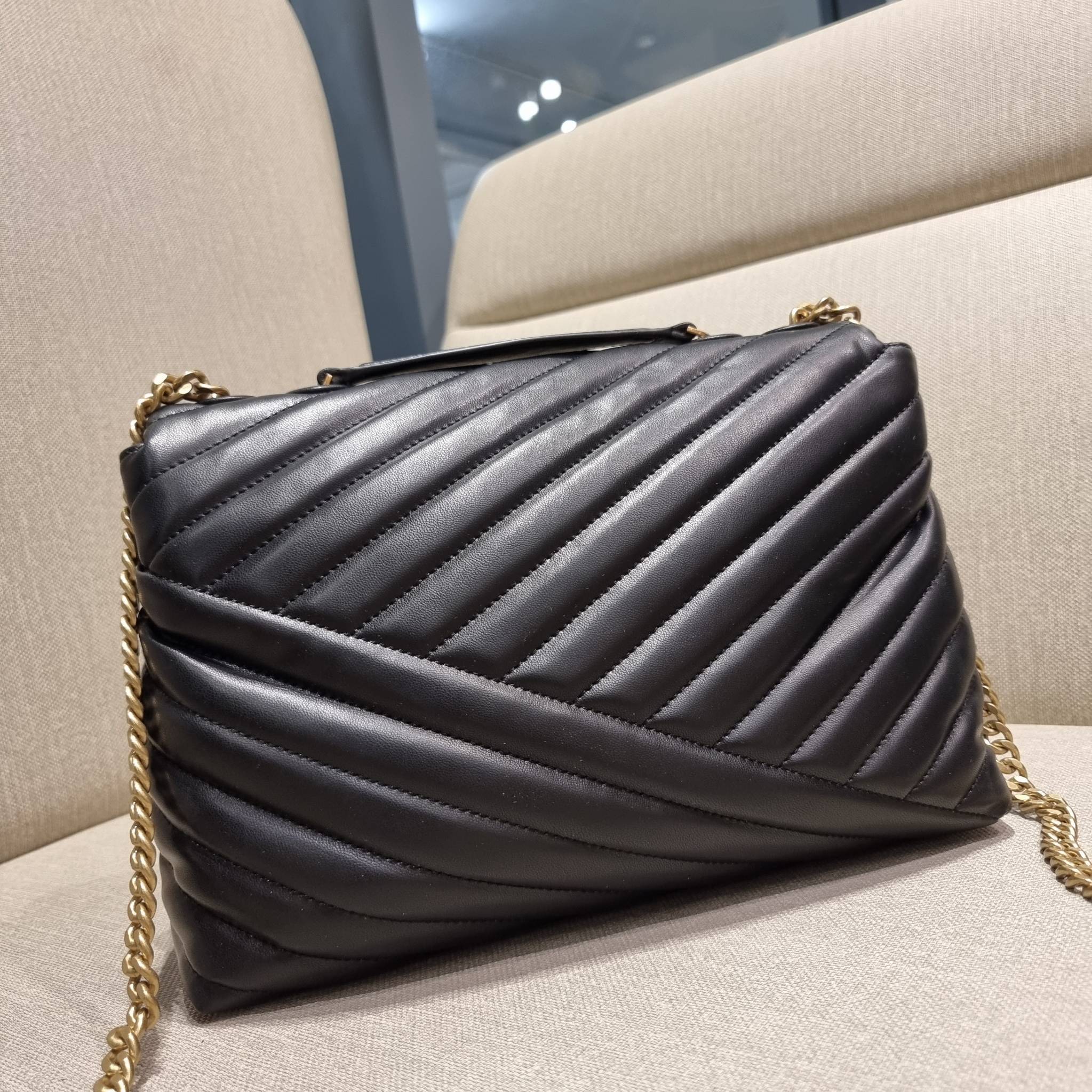 TORY BURCH KIRA CHEVRON CONVERTIBLE SHOULDER BAG กระเป๋าสะพายรุ่นยอดฮิต ไซส์ใหญ่จัดเต็มให้เน้นๆ ใช้ยังไงก็ดูหรู ดีไซน์เฉพาะตัว วัสดุหนังแกะ สัมผัสนิ่ม เปิด-ปิดด้วยกระดุมแม่เหล็ก ภายในเป็นช่องโล่ง แบ่งสัดส่วนไว้ดีมากๆ ใส่กระเป๋าสตางค์ มือถือ เครื่องสำอางค์