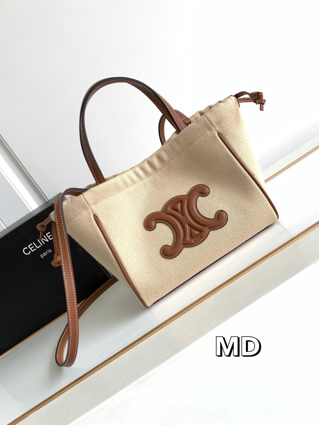 CELINE Small Cabas Drawstring Cuir Triomphe / CELINE TOTE BAG กระเป๋าทรงโท้ทน่ารักน่าใช้ ตัวกระเป๋าหนังนุ่มมาก ปากกระเป๋าเป็นหูรูดดึงปรับทรงได้สองแบบสองสไตล์