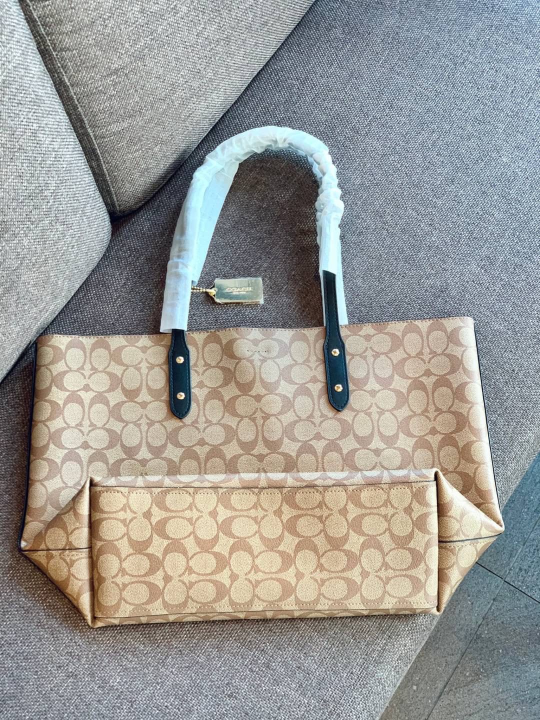 COACH TOWN TOTE SIGNATURE BAG((76636)) พร้อมส่งอีกครั้ง! กระเป๋าใบใหญ่หนังแท้ สวยงามค่ะ ป้ายอะไหล่แบรนด์แบบโลหะสีทองสวยหรูมากๆ เปิดปิดกระเป๋าแบบกระดุมแม่เหล็ก ใช้งานง่าย ภายในกว้างมากๆค่ะบอกเลย สาวๆที่สัมภาระเยอะหายห่วงค่ะ พร้อมช่องกระเป๋าซิปให้ใส่มือถือห