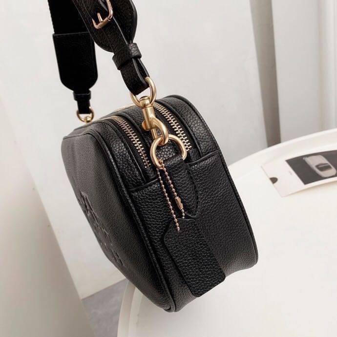 Coach Leather Jes Crossbody in Colorblock ((72704)) กระเป๋าสะพายข้าง//ครอสบอดี้ร์ วัสดุหนังแท้ หนังนิ่มสวยงาม มากๆค่ะ ด้านหน้ามีโลโก้แบรนด์เด่นชัดสะดุดตา ช่องหลักแบ่งเป็น2ซิป แต่ละช่องกว้าง ใส่กระเป๋าเงินใบยาวได้ ของอื่นๆได้จุค่ะ มีช่องเล็กให้ใส่ของจุกจิก