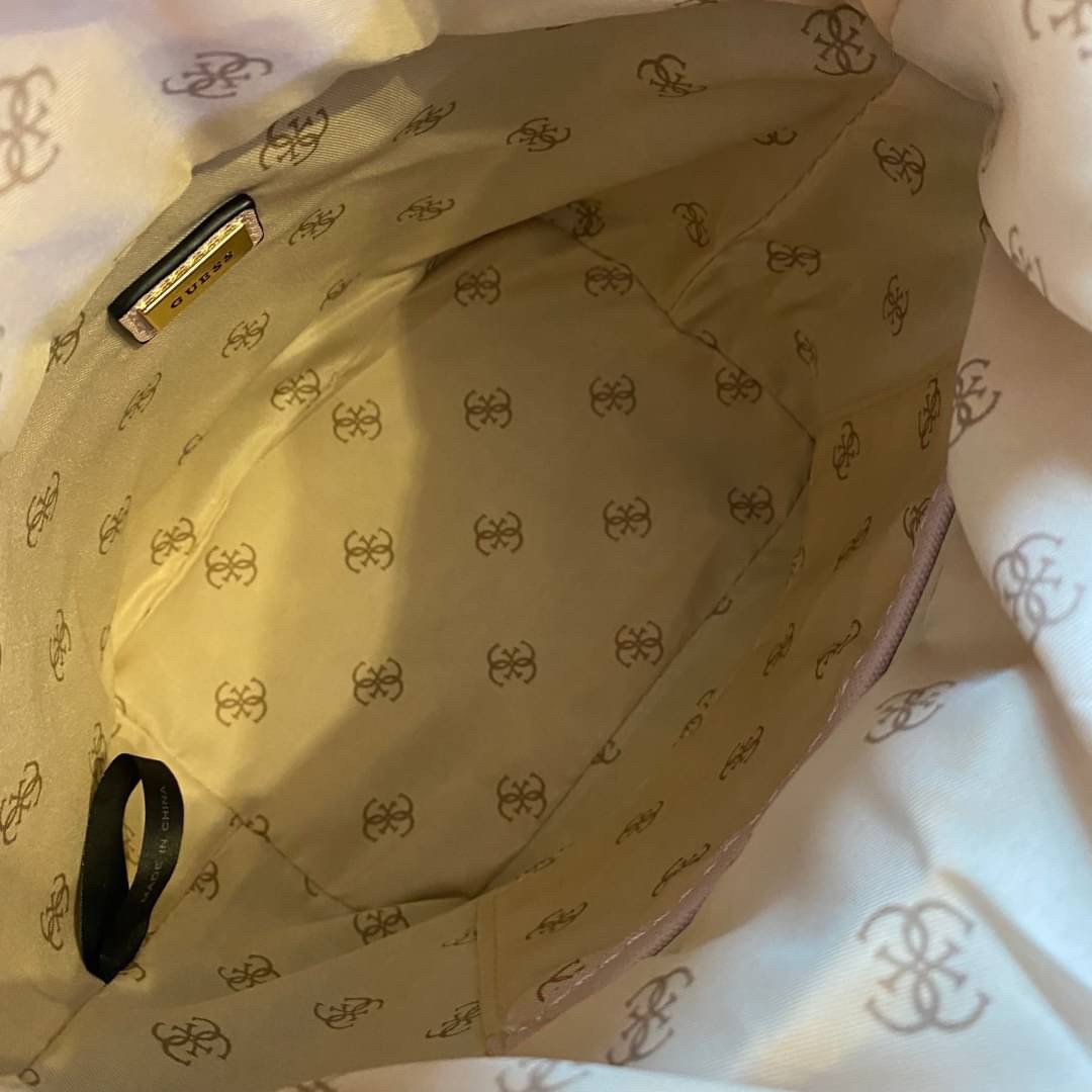 Guess Agata Bucket Handbag กระเป๋ารุ่นใหม่ล่าสุดทรงถังสุดน่ารัก พิมพ์ลายรอบใบ วัสดุ Saffiano PU คุณภาพดี นิ่ม น้ำหนักเบา ด้านหน้าประดับด้วยโลโก้แบรนด์สวยโดดเด่น เปิด-ปิดด้วยเชือกหนังใช้หูรูดปลายเชือกประดับอะไหล่ทองสะดวกใช้ ด้านในโล่งกว้างมีช่องเล็กสำหรับใ