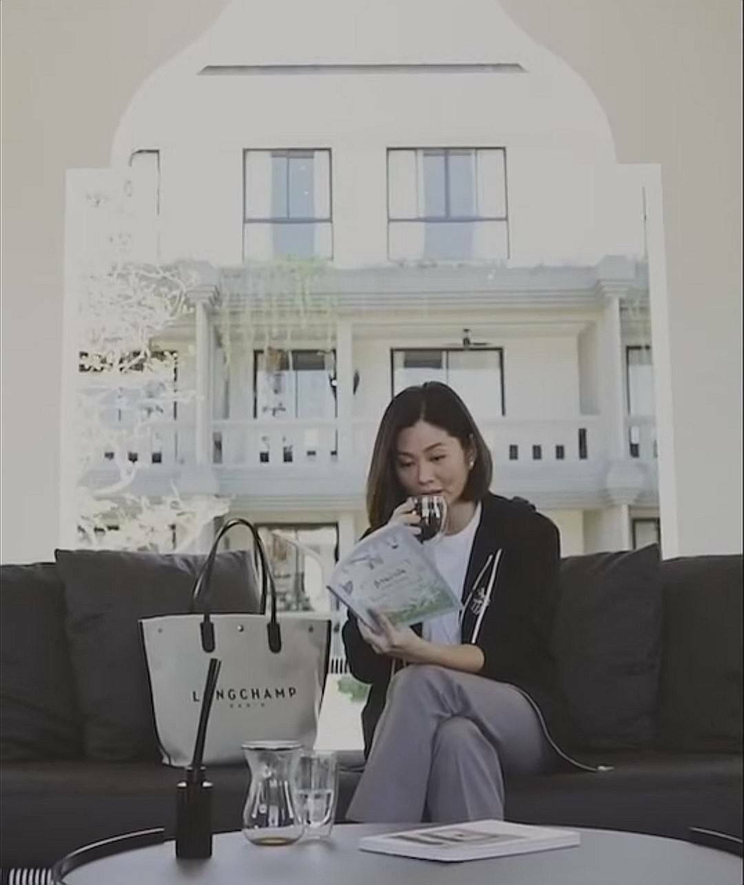 LONGCHAMP ESSENTIAL TOILE SHOULDER BAG L ECRU วัสดุ Cotton Canvas & Grained cowhide คอลเลคชั่นใหม่ ฮิตสุดๆในเหล่าดาราเซเลป ด้วยดีไซน์สวยขนาดกำลังดีเนื้อหนาอยู่ทรง น้ำหนักเบา