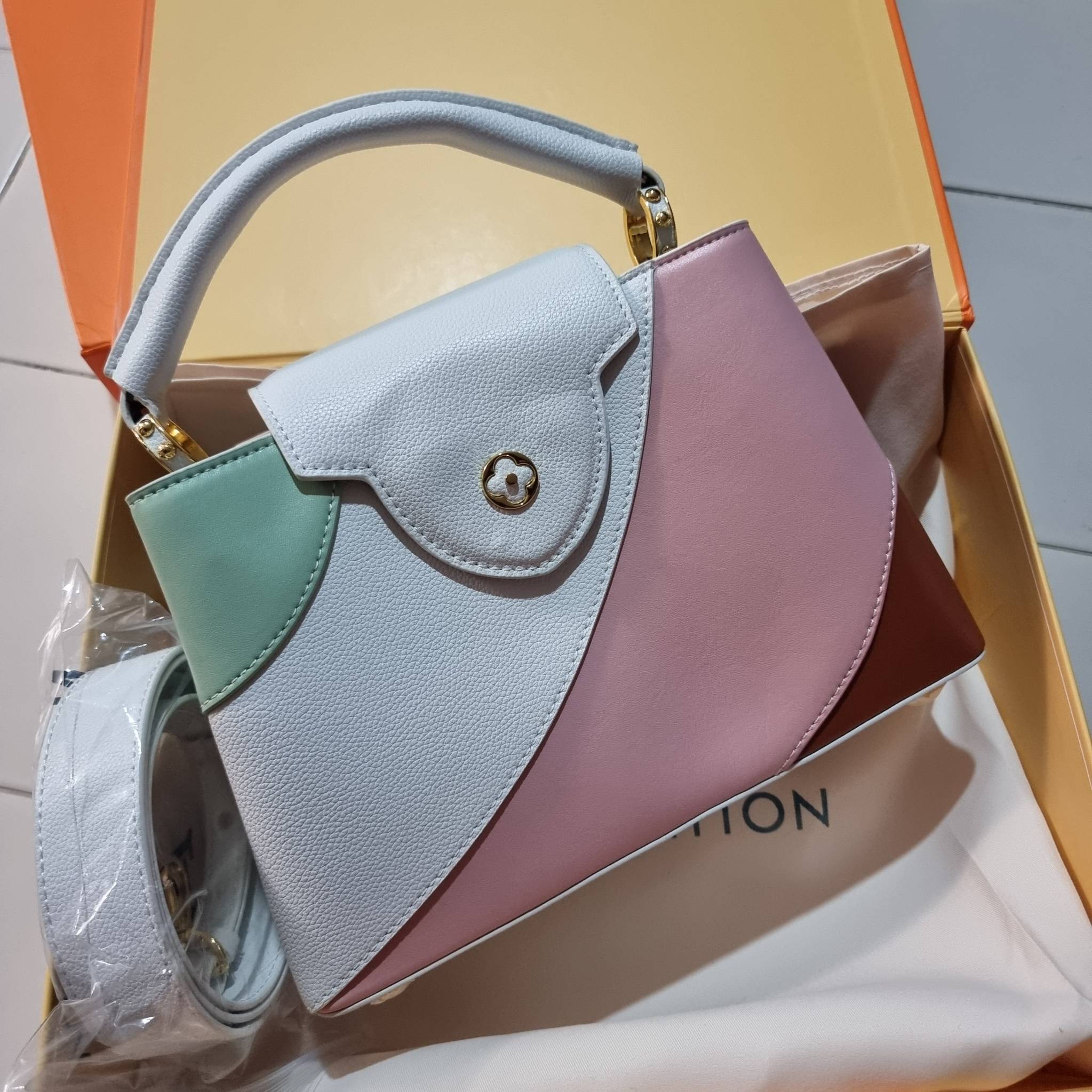 LV capucines top handle ที่สุดของความสวยในราคาเบาๆ กระเป๋าถือสุดหรู ดีไซน์ทรงคลาสสิค พร้อมลวดลายหรูหรา มาพร้อมหูจับในตัว ด้วยรูปทรงวินเทจและวัสดุหนังแท้ ขับผิว ทำให้ไอเท็มนี้สะกดทุกสายตาจริงๆ และยังมีลูกเล่นที่ฝาปิดกระเป๋า ที่สามารถปิด หรือสอดด้านใน ก็เห็