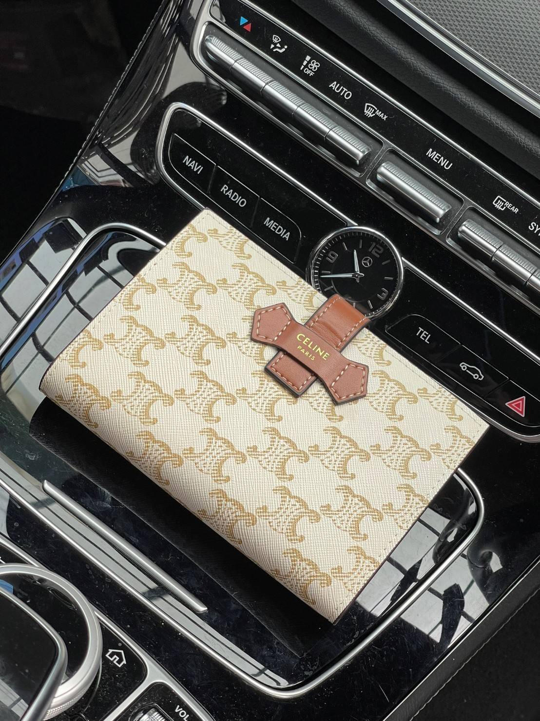 CELINE MEDIUM STRAP WALLET IN TRIOMPHE CANVAS กระเป๋าสตางค์ขนาดกลาง ถือแล้วจะให้ความรู้สึกที่คล้ายกับกระเป๋าคลัทช์ ดีไซน์ทันสมัยให้ใช้งานได้แบบครบครัน เป็นกระเป๋าสตางค์ ที่มีช่องสำหรับใส่ ธนบัตร เหรียญ และบัตรต่าง ๆ ใช้งานแบบ2ด้าน มีลวดลายTriomp ที่เป็นซิ