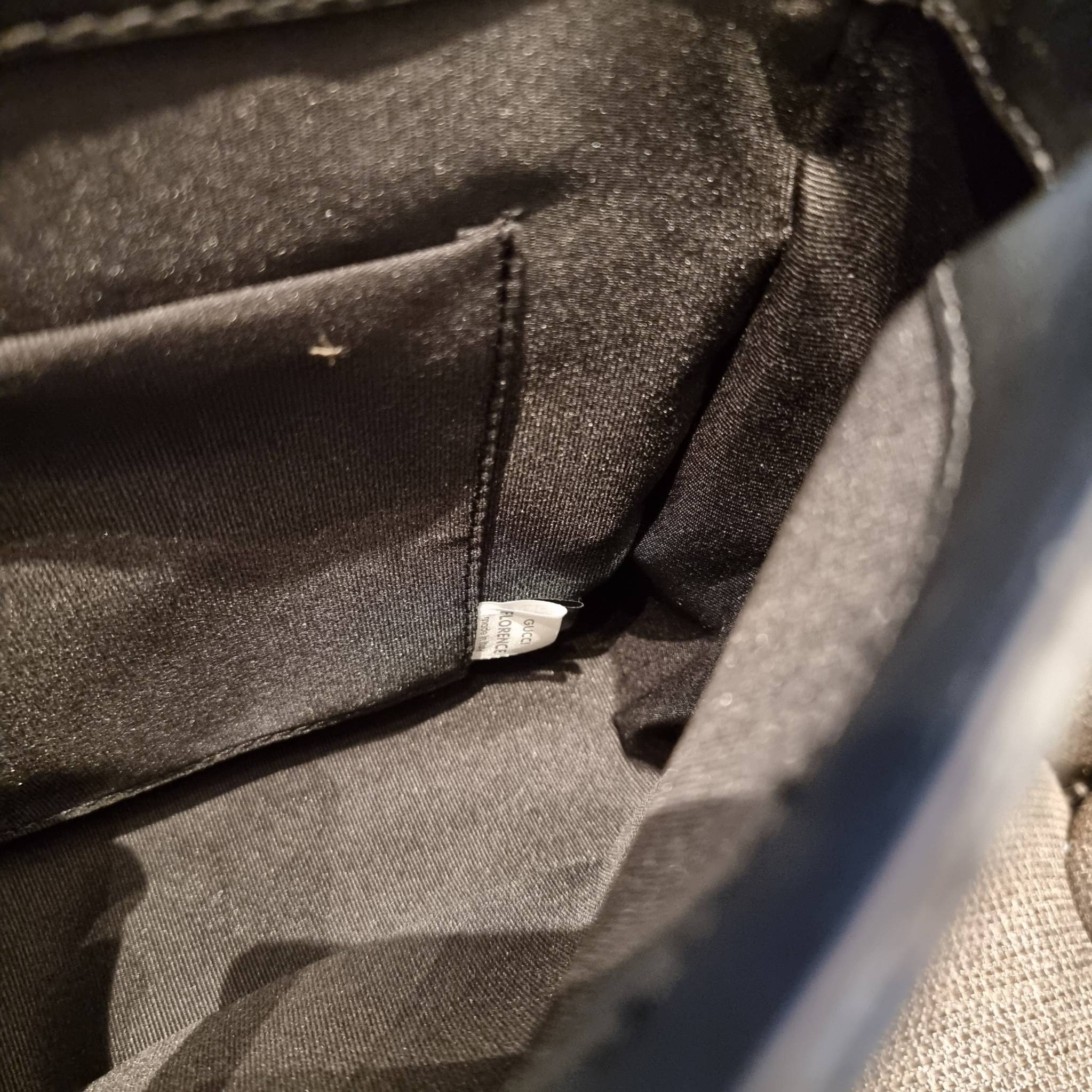 Gucci GG Supreme messenger bag GC MESSENGER VINTAGE BAG กระเป๋าสะพายข้างทรงแมสเซนเจอร์ ย้อนยุค ลุคผู้ดีแบบลูกคุณ ดีไซน์ unisex ใช้ได้ทั้งชายและหญิง พรีเมี่ยมกิ๊ฟวีไอพี วัสดุหนังแคนวาส ใช้งานง่ายด้วยฝาเปิดกระดุมแม่เหล็ก ด้านหลังมีช่องเก็บของจุกจิกได้ ภายใน