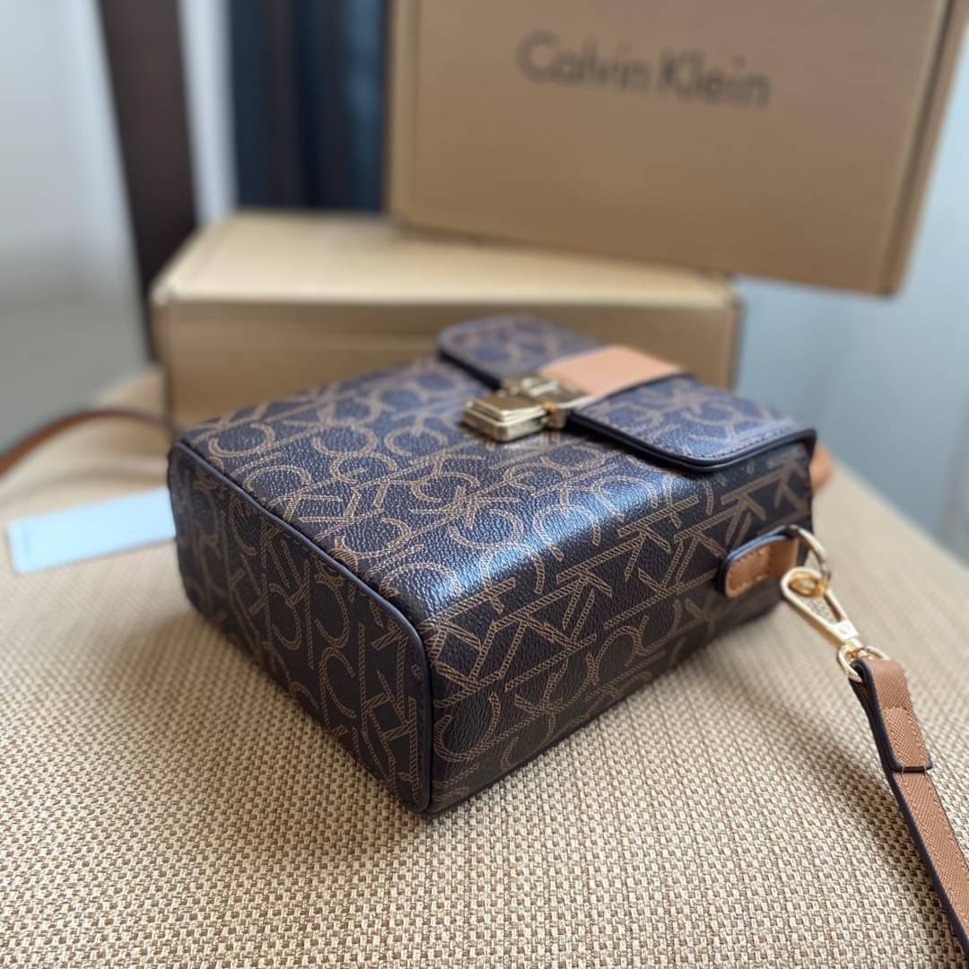 CALVIN KLEIN JEANS crossbody bag กระเป๋าถือหรือสะพาย ลายซิกเนเจอร์แบรนด์ทั้งใบ มีหูจับสำหรับถือ เปิด-ปิดกระเป๋าด้วยกระดุมแม่เหล็ก ด้านในโล่งกว้างมีช่องเล็กและช่องซิปสำหรับใส่ของจุกจิก ซับในลายแบรนด์อย่างดี มาพร้อมสายสะพายยาวปรับระดับได้ สามารถใช้ได้หลากหล