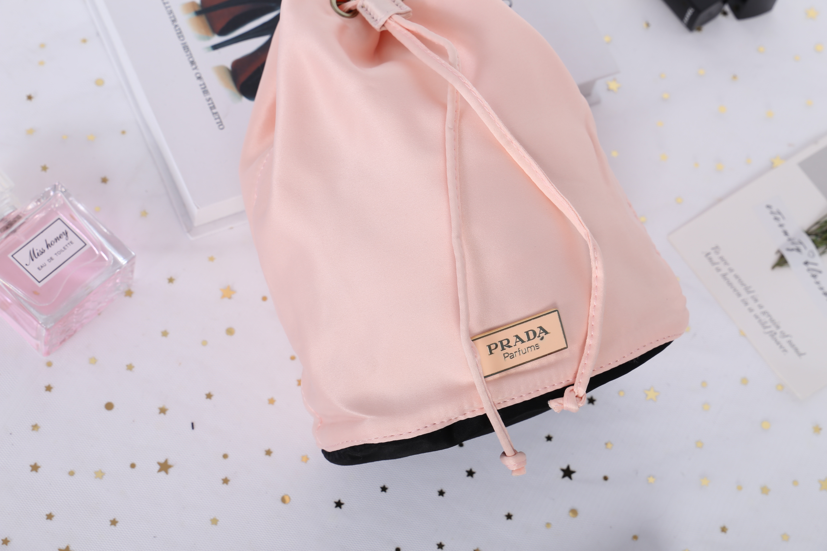 Prada Candy Satin Drawstring Bag กระเป๋าผ้าซาติน จากแบรนด์ Prada รุ่นนี้แถมมาจากน้ำหอมเค้าเตอร์แท้ 💯 ปากกระเป๋าเป็นเชือกหูรูด มีโลโก้ปราด้าติดด้านหน้า สวยงาม น่าใช้ การันตีความสวย ใช้คล้องแขน ใส่ของจุกจิกเก๋ๆค่าา
