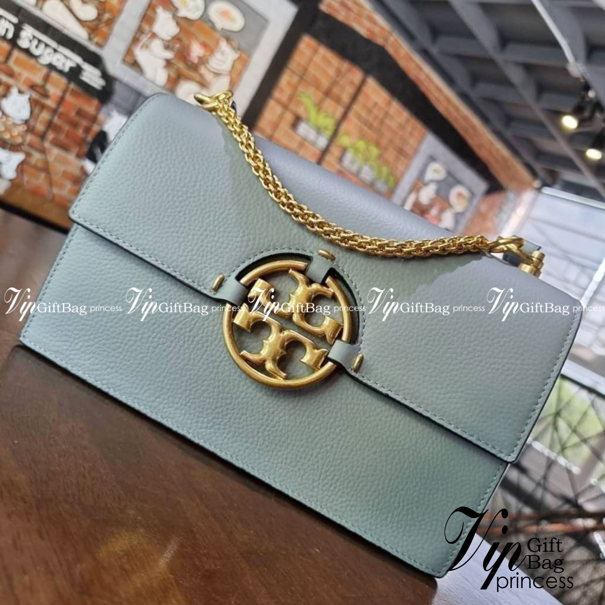 TORY BURCH MILLER SHOULDER BAG รุ่นยอดนิยม รุ่นหายาก รุ่นที่สาวๆตามหา ใบนี้เลย!! สวยหรู ผู้ดีทุกสี กระเป๋าสะพายไหล่ ดีไซน์อยู่ทรง คลาสสิคแฝงความหรูด้วยโลโก้สีทองอร่ามโดดเด่น วัสดุหนัง pepble สลับหนังวัวแท้ เปิด-ปิดด้วยกระดุมแม่เหล็ก ภายในโล่งกว้างมาก แบ่ง