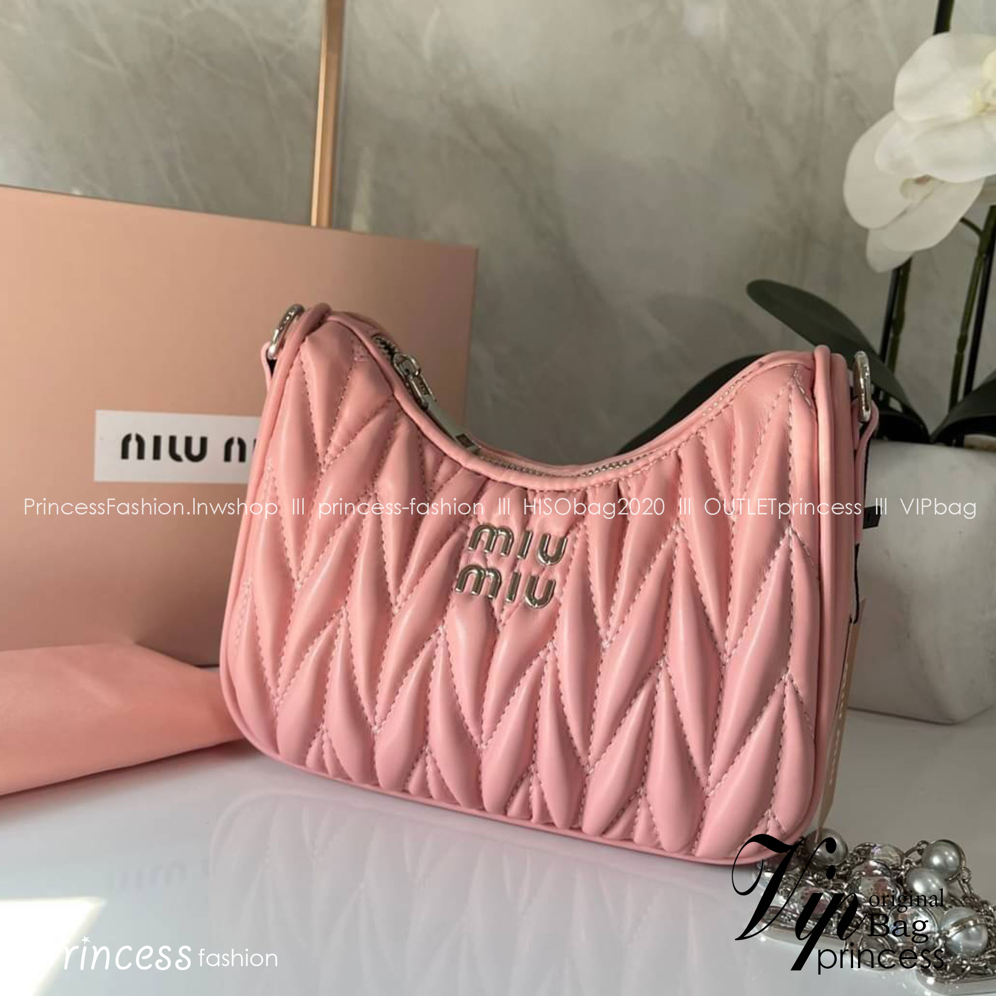 MIU MIU matelasse nappa leather shoulder bag กระเป๋าสะพายข้าง สายสะพายประดับไข่มุกและคริสตัล ให้ความละมุม ลุคคุณหนูน่ารักสุดๆคะ