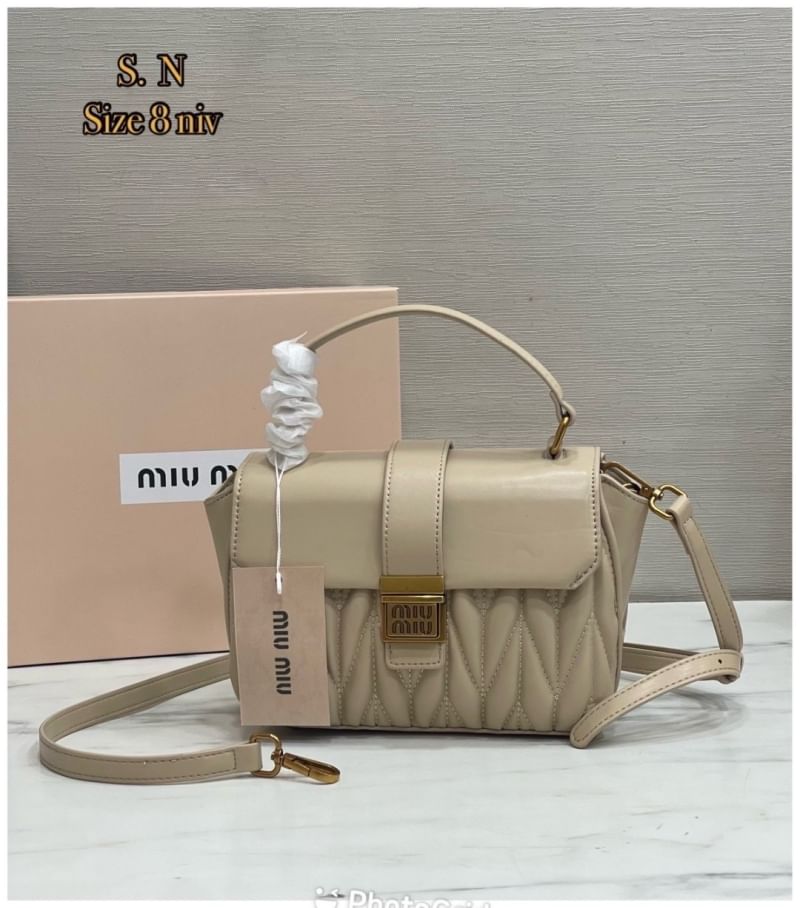 MIU MIU Matelesse Leather Crossbody bag กระเป๋าถือทรงมินิโท้ท พร้อมหูจับใช้งานง่าย และสายสะพายสุดชิค ปรับใช้ได้ตามสไตล์ความชอบได้เลย ดีไซน์เพิ่มดีเทล ด้วยการเดินด้ายเป็นเอกลักษณ์