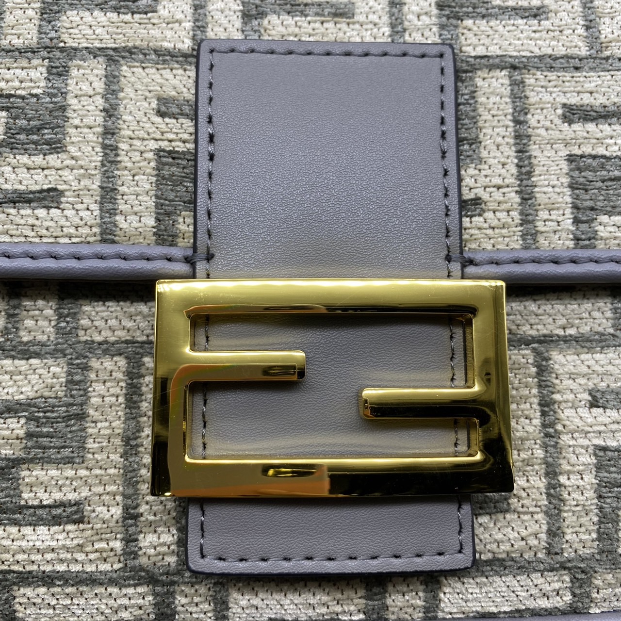 Fendi Baguette FF Tapestry Fabric Bag เกรดออริจินอล กระเป๋าทรง Baguette ขนาดกลาง วัสดุผ้าเซนิล พร้อมลวดลาย FF สีเทาเข้ม ปิดท้ายด้วยรายละเอียดหนังแบบทูโทนและประดับด้วยตัวล็อค FF โดดเด่นด้วยฝาปิดด้านหน้าตัวล็อคแม่เหล็กช่องด้านในบุด้วยผ้าหนังกลับพร้อมกระเป๋า