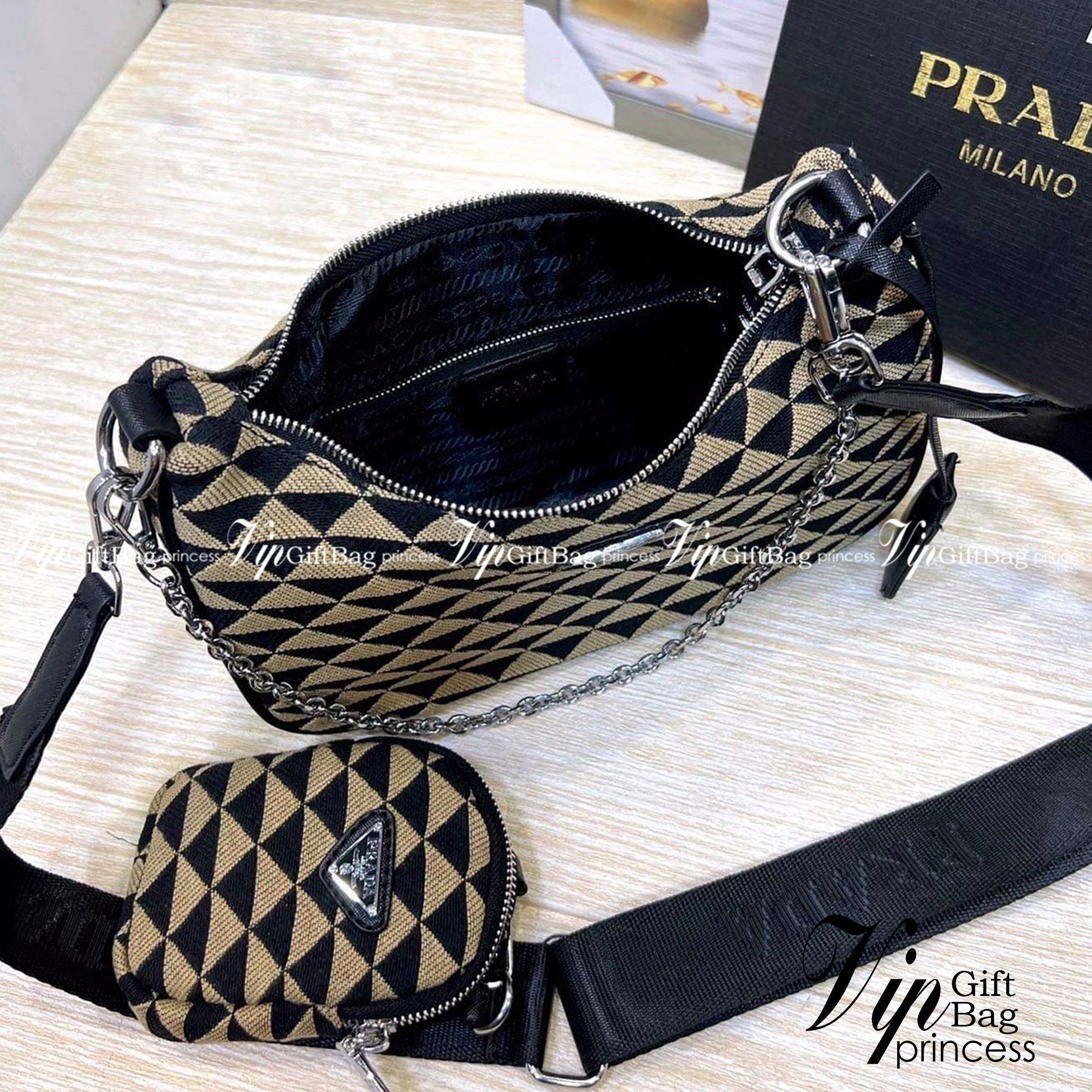Prada Re-Edition Symbole jacquard Bag กระเป๋าพราด้าสะพายข้าง ลายมาใหม่ อะไหล่สีเงิน แมทง่ายได้ทุกลุค ไอเท็มสุดปัง ที่ฮิตตลอดกาลไม่ว่าจะปีไหนๆ จัดให้ครบทั้งสีขายดีและสีใหม่ล่าสุด ที่สายคุณหนูห้ามพลาด!! กับกระเป๋าสะพายทรงคลาสสิค เหมาะเป็น everyday bag มากๆ 