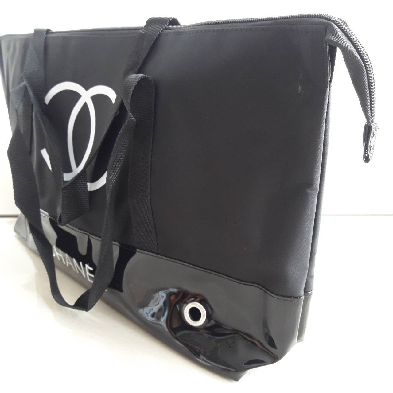 งานพรีเมี่ยมกิ้ฟ จากเคาเตอร์ต่างประเทศนะคะ 🎄🎄 New! กระเป๋าใบใหญ่ทรง Tote จากแบรนด์ Chanel VIP gift Bag ของแท้ 100% ทำจากผ้าหนา Polyester ฐานล่างกระเป๋าทำจากหนังแก้วผิวมันเงา สวยหรู สกรีนโลโก้ชาแนลหน้าหลัง หัวซิปปั้มโลโก้ ด้านในเป็นช่องกว้า