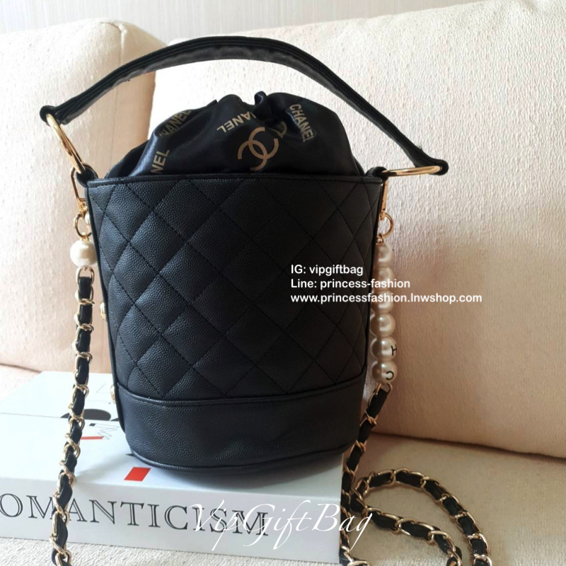 กรี้ดสลบสำหรับรุ่นนี้ งานหรูในราคาสบายกระเป๋ากับ CHANEL VIP GIFT(GWP) ของแท้ 100% จากเคาเตอร์แบรนด์ CHANEL ทรงจีบแบบกลมที่กำลังมาแรง ขนาดกำลังดี วัสดุหนัง CAVIER หูรูดโซ่อะไหล่ทอง ด้านในบุผ้าไนลอนปั้มแบรนด์ ใส่โทรศัพท์ได้ทุกรุ่น พร้อมของจุกจิก มีช่องซิปอี