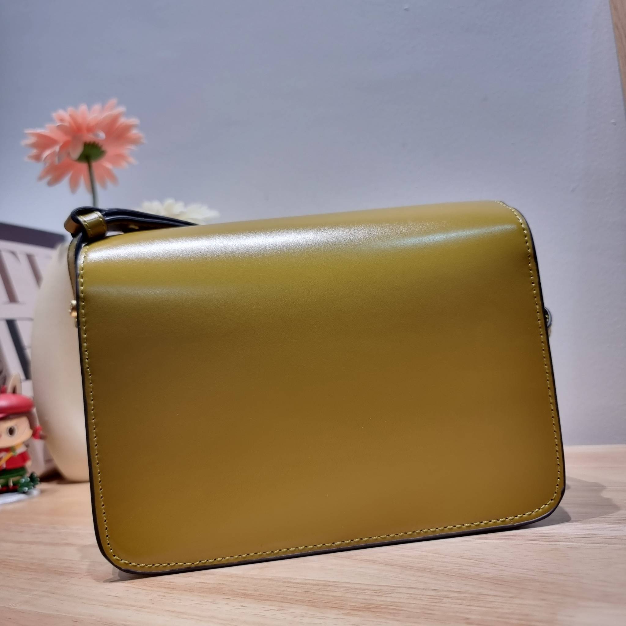 TORY BURCH ROBINSON SPAZZOLATO CONVERTIBLE SHOULDER BAG คอลเลคชั่นใหม่ สวยก่อนใคร ในราคาสุดคุ้ม! กับกระเป๋าสะพายไหล่ ดีไซน์สุดหรู หนังแก้วเงาสวยคม สีผู้ดี รูปทรงใช้งานได้ทุกลุค