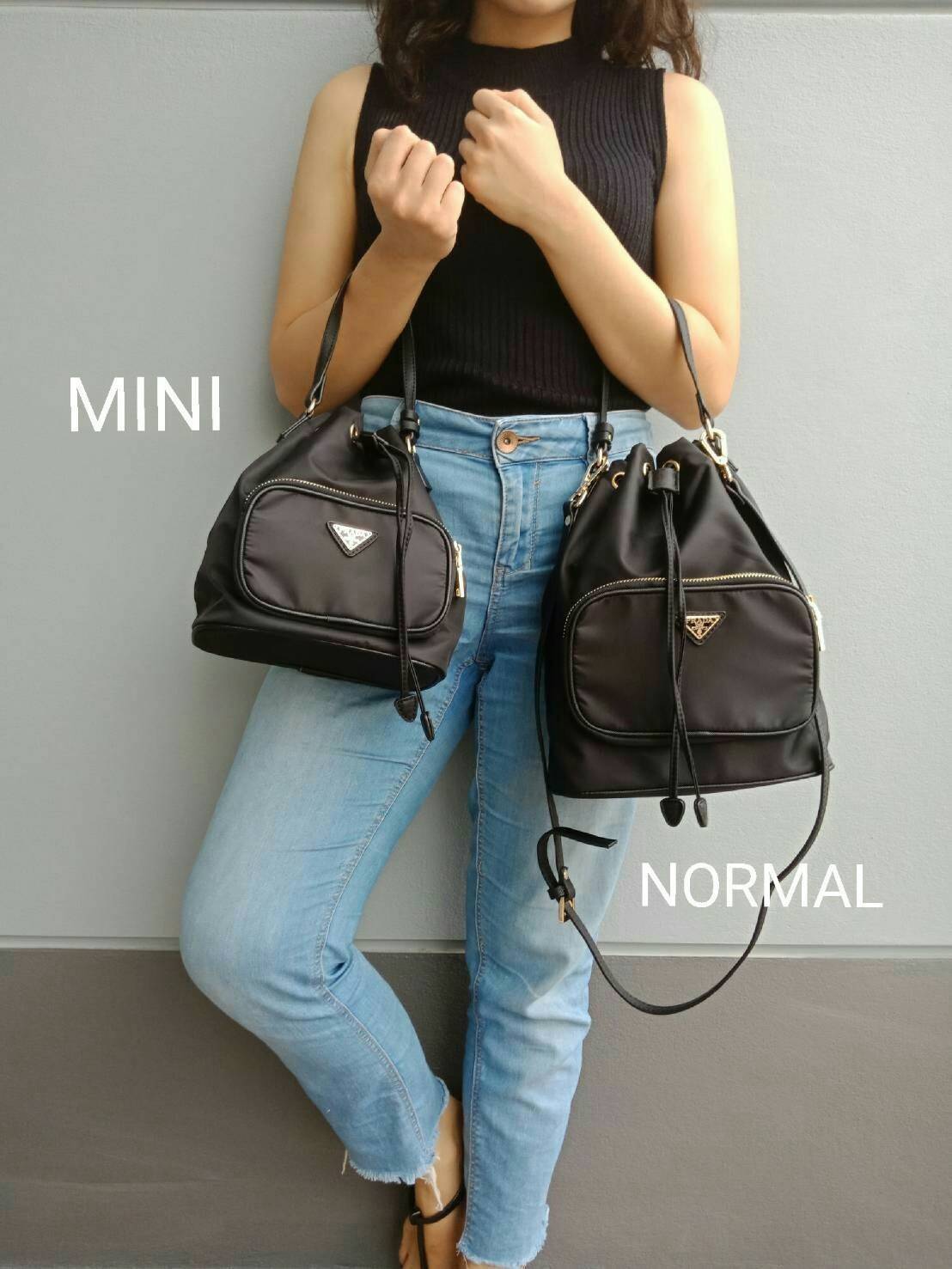 Medium ใครๆก็หลงรัก *ทรงขนมจีบ 🐰 งานพรีเมี่ยมกิ้ฟ จากเคาเตอร์ต่างประเทศ จากแบรนด์ PRADA ค่า เป็นกระเป๋าผ้า nylon silk เนื้อหนาซับในอย่างดี จุดเด่นคือ กระเป๋าสามารถ จุของได้เยอะมาก ด้านในมีช่องซิปพร้อมช่องใส่ของอีกหนึ่งช่อง น้ำหนักเบา ถือแล้วสวยมาก