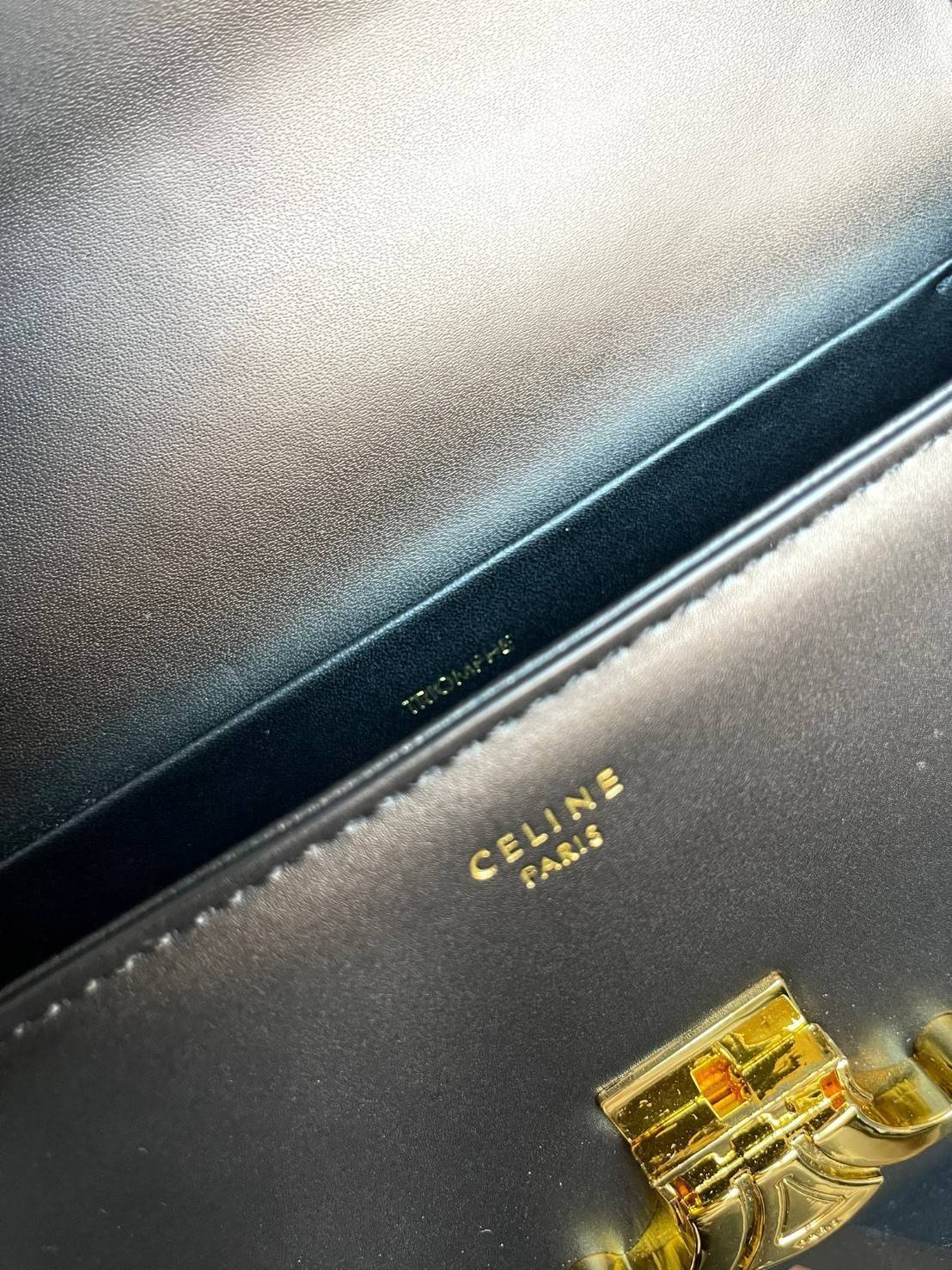 VIP 】CELINE TRIOMPHE SHOULDER BAG IN TRIOMPHE อีกหนึ่งผลงานการออกแบบของ Hedi Slimane ที่ได้ดึงเอาเอกลักษณ์ต่าง ๆ ของ CELINE ออกมาและทำการตีความหมายใหม่จนได้กระเป๋าเรียบหรูและดูทันสมัย ให้คุณเลือกสะพายในชีวิตประจำวันเข้ากับการแต่งตัวสบาย ๆ หรือจะสะพายออกงา