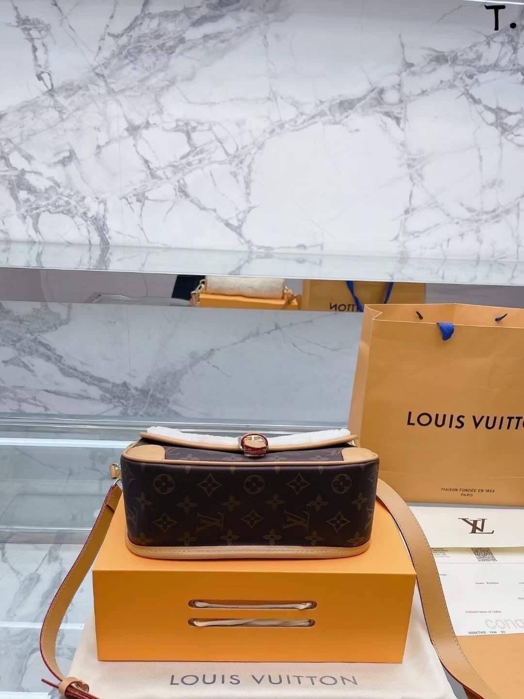 LV DIANE FLEECE BAG ใหม่กับรุ่นที่ทำมาจำนวนจำกัด ดีไซน์ต้อนรับอากาศเย็นๆช่วงส่งท้ายปี กับกระเป๋าสะพายทรงสวย ดีไซน์คลาสสิคซ่อนความหรู ด้วยการตกแต่งขนฟูนุ่ม วัสดุหนังแคนวาสตัดสลับหนังแท้