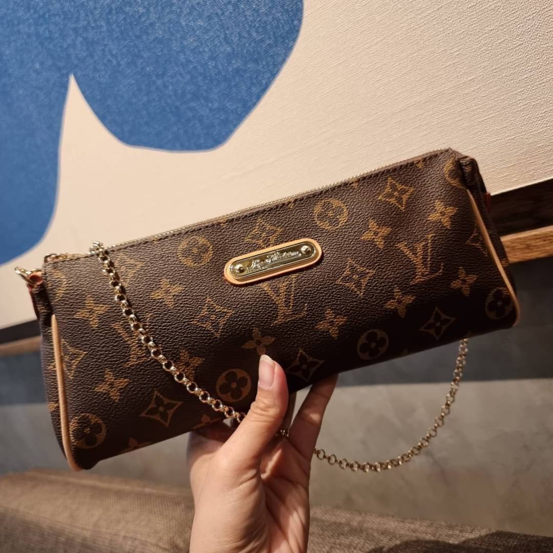 LV CROSSBODY CLUTCH BAG WITH CHAIN / LV Eva Clutch Crossbody Bag กระเป๋าสะพายวีไอพีพรีเมี่ยม วัสดุหนังแคนวาสคุณภาพ โลโก้เพลทอะไหล่ทอง คมชัด หรูหรา เปิด-ปิดกระเป๋าด้วยซิป ภายในเป็นช่องโล่ง ใส่ของใช้สำคัญได้สบายๆ มือถือ พาวเวอร์แบงค์ เครื่องสำอางค์ ของจุกจิ