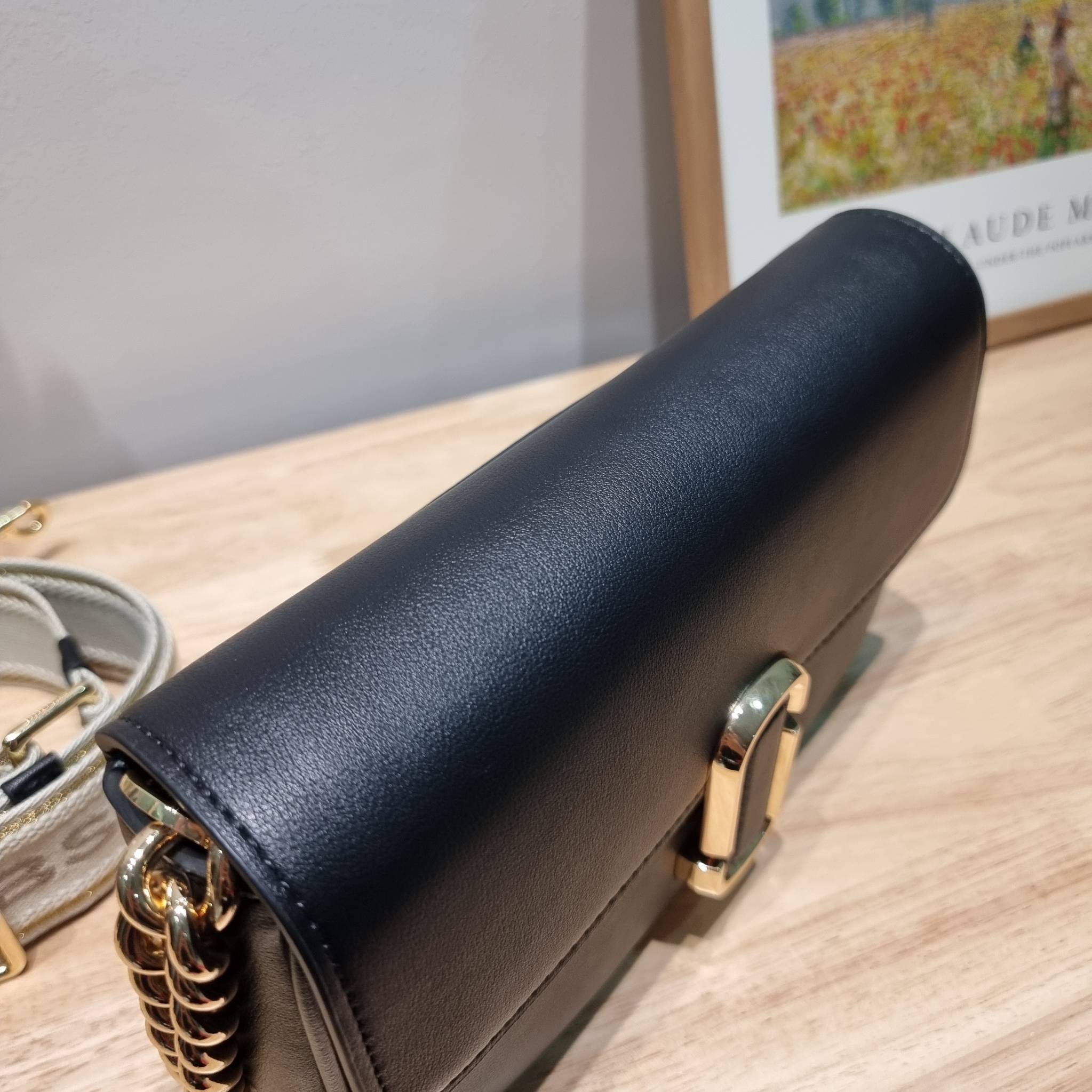 MARC JACOBS THE J MARC SHOULDER BAG คอลเลคชั่นใหม่ล่าสุด สวยฟาดกว่าใคร ใบไหนๆก็ต้องหลีก กับกระเป๋าสะพายไหล่สุดหรู รูปทรงใช้งานง่าย ดีไซน์เรียบ แต่แฝงไปด้วยความผู้ดี ดูแพง