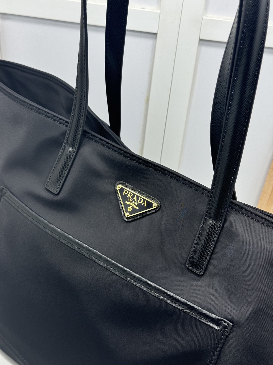 ORI หนังแท้ | Prada Re-Edition 1978 Tote Bag กระเป๋าสะพายทรงโท้ทใบใหญ่เรียบหรู งานผ้าไนลอนมีเสน่ห์เหนือกาล ดีเทลหนัง Saffiano หรูหราช่วยเติมเต็มแอกเซสซอรีที่มีพื้นที่ใช้สอยมากมายใบนี้ให้ลงตัว