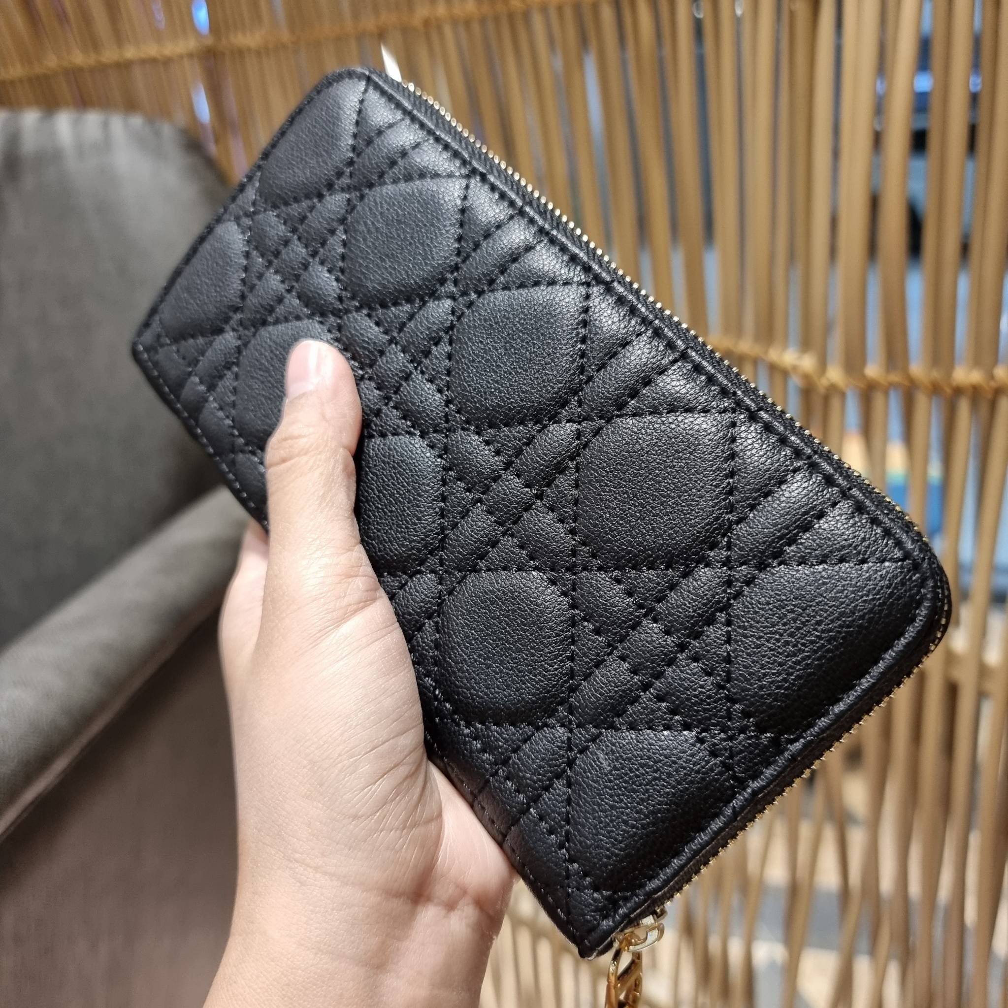 VIP 】CD LONG WALLET WITH GWP ใหม่ล่าสุด กระเป๋าสตางค์ใบยาว พิเศษจาก duty free ใบจริงสวยคม ใช้แล้วรับทรัพย์ ขับผิว วัสดุหนังแท้เต็มใบ สัมผัสดีงาม เปิด-ปิดด้วยซิปรอบ ภายในใส่บัตรได้เยอะ ใส่ธนบัตรได้เต็มที่ มีช่องซิปใส่เหรียญได้ พร้อมส่งความสวยถึงบ้านแบบครบเ