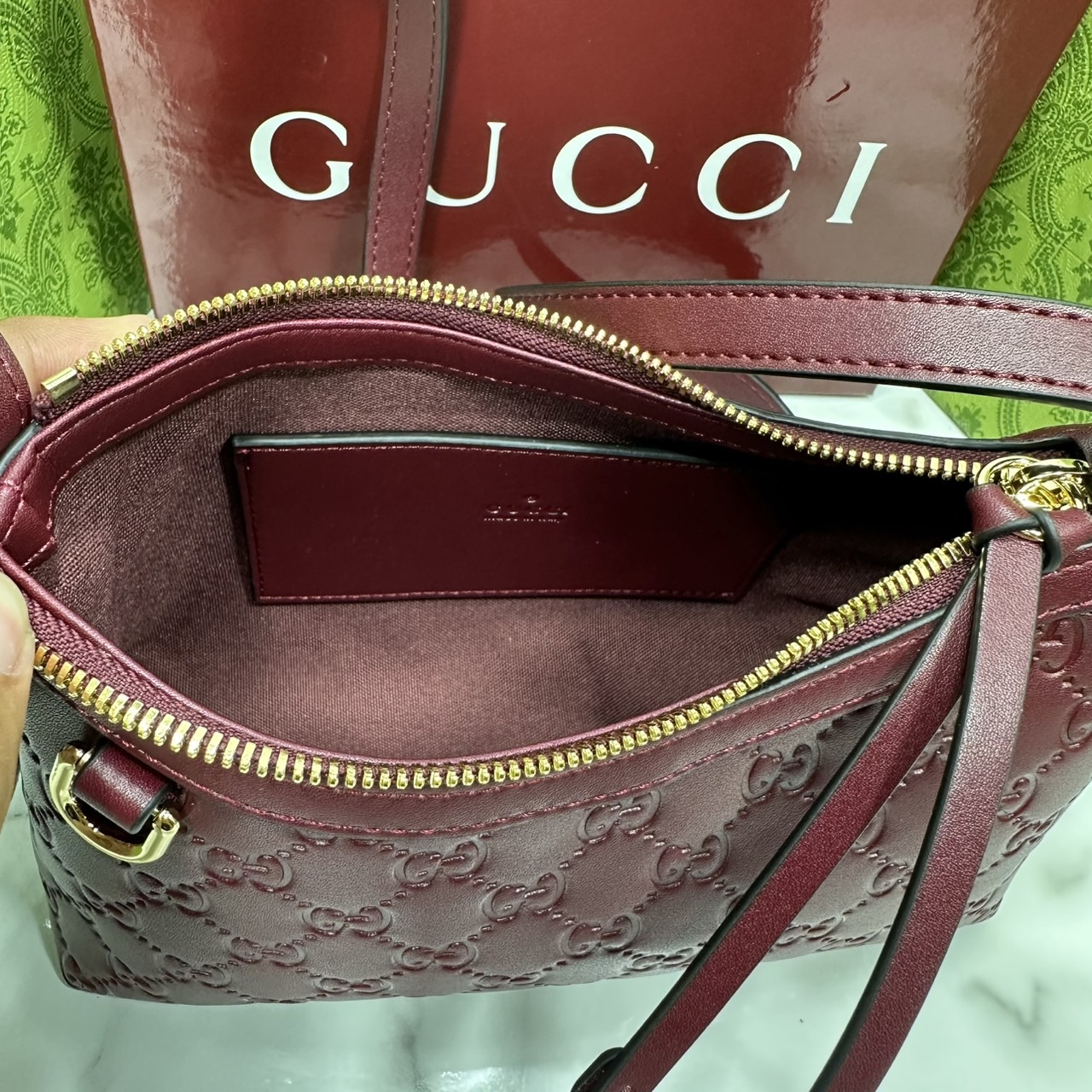 ORI หนังแท้ | Gucci GG Emblem small shoulder bag กระเป๋าสะพายทรงพอช ถือ/คล้องไหล่เก๋ๆหรือสะพายข้างได้ ทรงสวยคลาสสิค มีอะไหล่ห่วงสำหรับห้อยพวงกุญแจได้ เป็นไอเท็มต้องมีและยกเป็น everyday bag ได้เลย