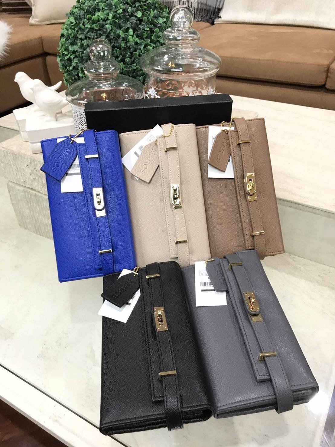 พร้อมส่งความสวย! NEW ARRIVAL! MARCS PADLOCK LONG WALLET กระเป๋าสตางค์ใบยาววัสดุหนัง Saffiano สวยหรูโดดเด่นด้วยสายหนังรัดกระเป๋าด้านหน้าสไตล์ Birkin ภายในมีโลโก้และมีช่องแบ่งหลายช่องเป็นสัดส่วนช่องใส่บัตรหลายช่อง มีช่องซิปสำหรับใส่เหรียญ ใส่ธนบัตร และ ipho