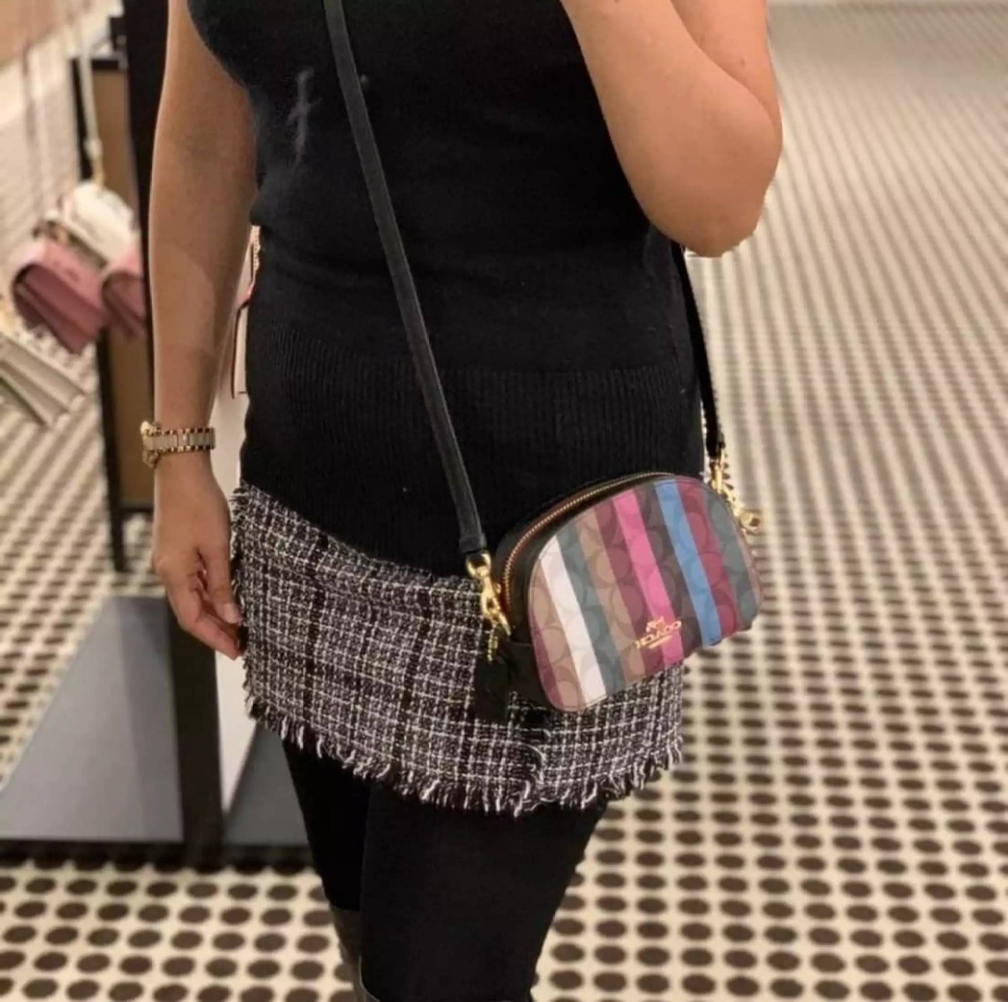 OUTLET 】COACH C5590 MINI SERENA CROSSBODY IN SIGNATURE CANVAS WITH STRIPE PRINT มาจ้าแม่ มาหนักๆอีกแล้ว กับคอลเลคชั่นที่ขายดี ขายหมด ไม่เคยพอจะขาย!! มินิเซเรนา ดีไซน์สดใส น่ารักน่าใช้ที่สุด วัสดุหนังแคนวาสเคลือบลาย เปิด-ปิดด้วยซิป สะดวกใช้ ภายในเป็นช่องโล